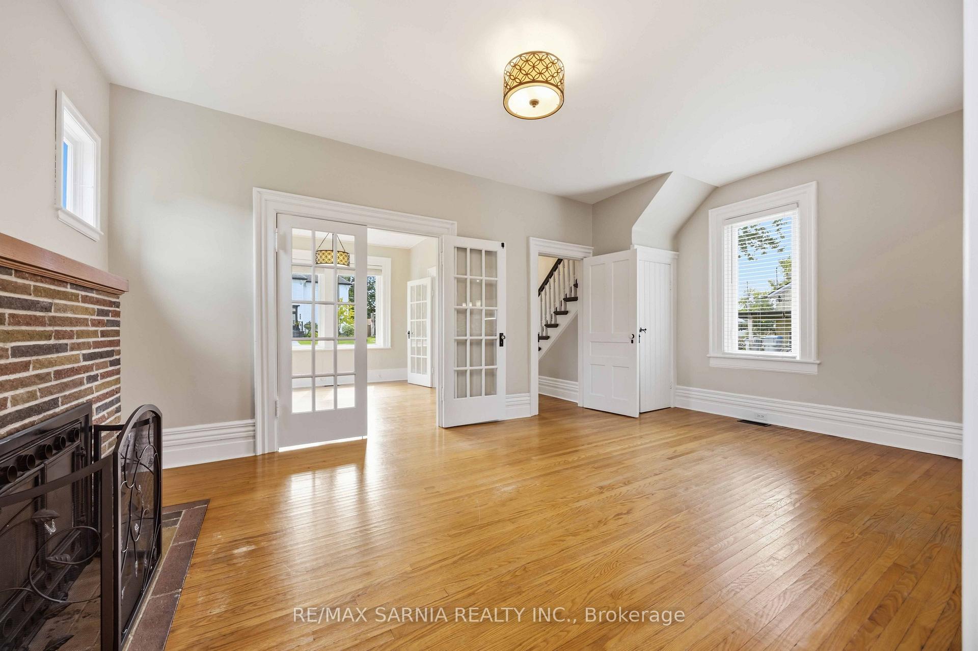 Photo 12 of 541 Erie Street, Warwick, Watford — HOMEH
