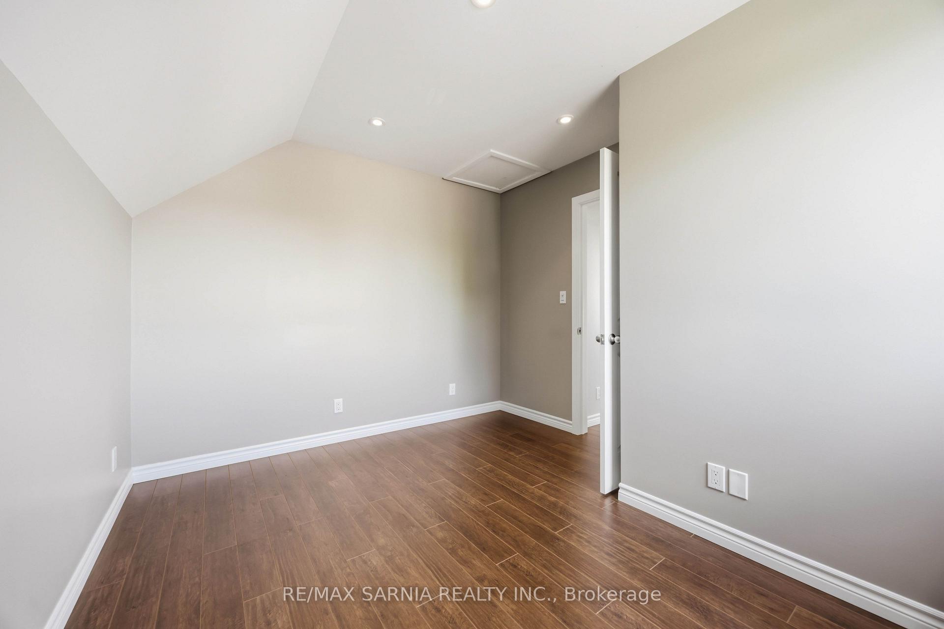 Photo 34 of 541 Erie Street, Warwick, Watford — HOMEH