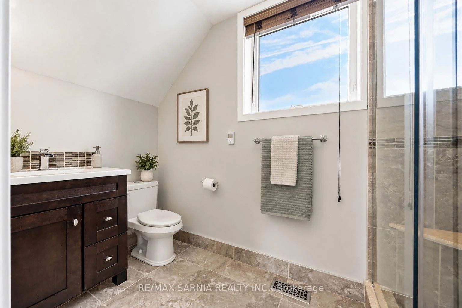 Photo 31 of 541 Erie Street, Warwick, Watford — HOMEH
