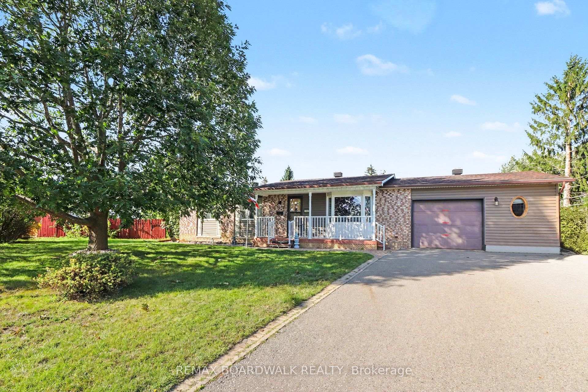 Photo 3 of 389 Hatfield Crescent, Ottawa, Bilberry Creek/Queenswood Heights — HOMEH