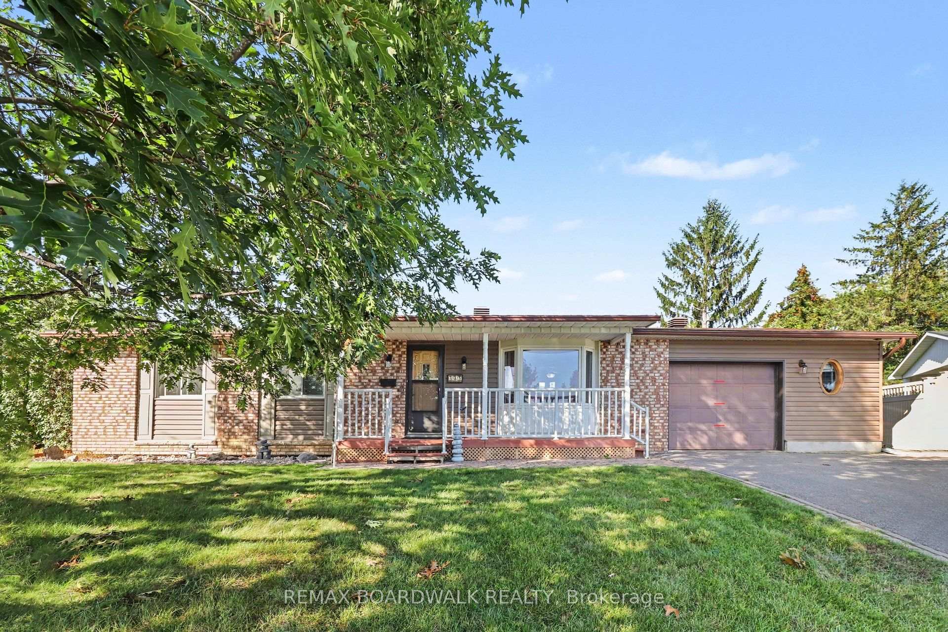 Photo 2 of 389 Hatfield Crescent, Ottawa, Bilberry Creek/Queenswood Heights — HOMEH