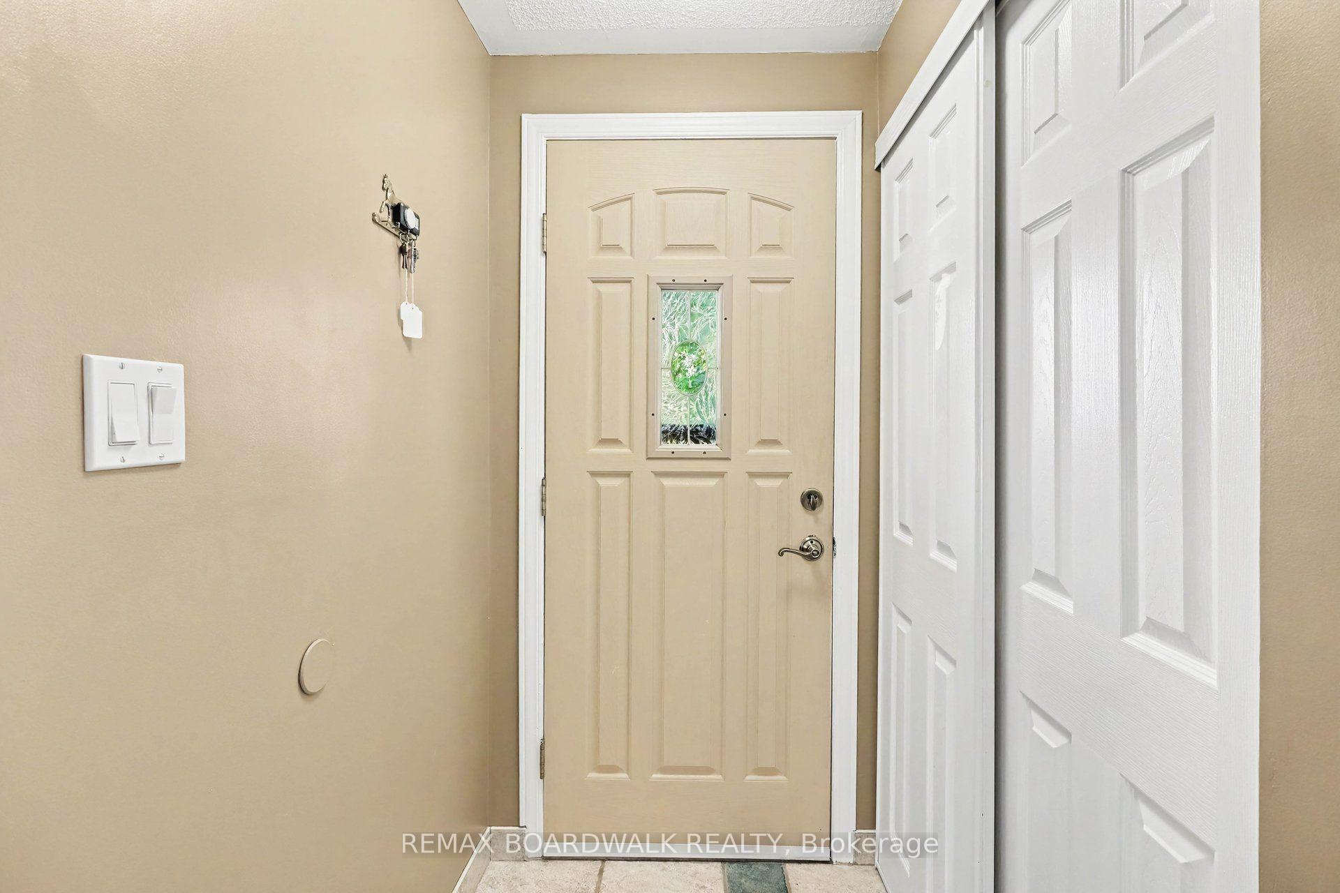 Photo 5 of 389 Hatfield Crescent, Ottawa, Bilberry Creek/Queenswood Heights — HOMEH