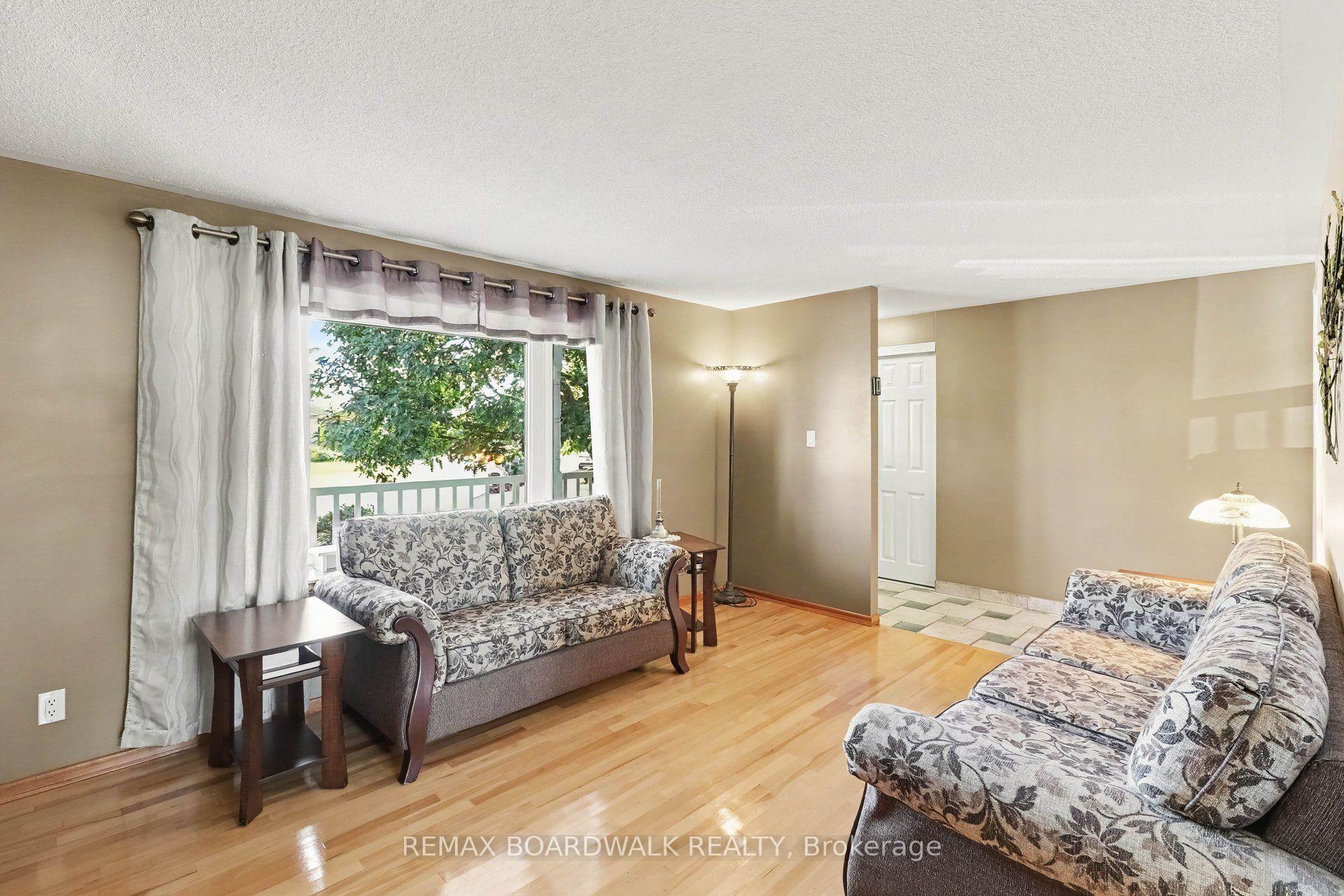Photo 6 of 389 Hatfield Crescent, Ottawa, Bilberry Creek/Queenswood Heights — HOMEH