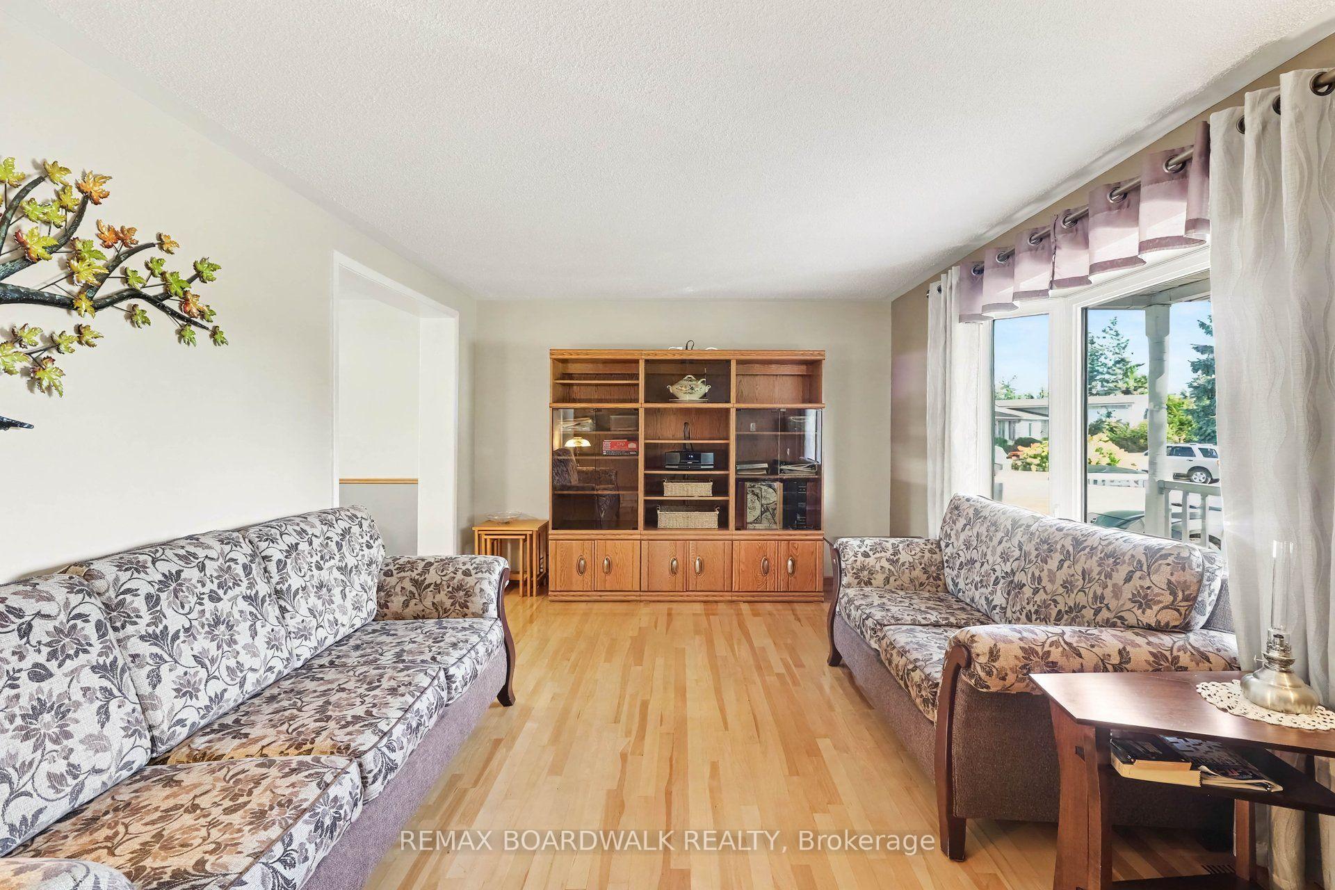Photo 7 of 389 Hatfield Crescent, Ottawa, Bilberry Creek/Queenswood Heights — HOMEH