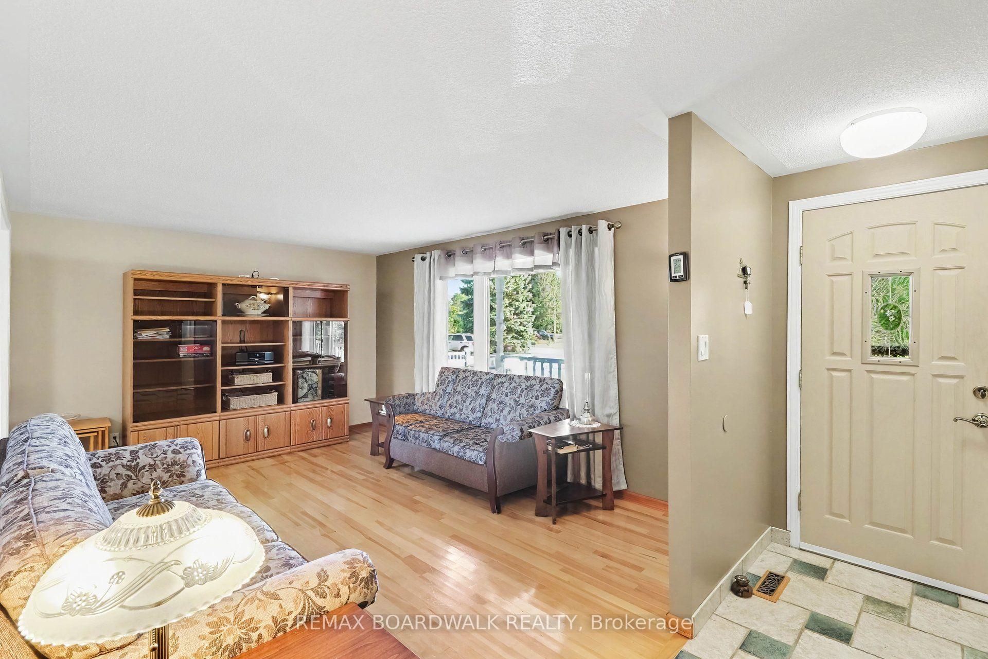 Photo 8 of 389 Hatfield Crescent, Ottawa, Bilberry Creek/Queenswood Heights — HOMEH
