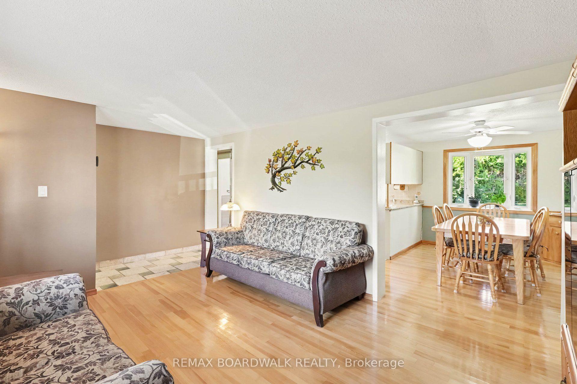 Photo 9 of 389 Hatfield Crescent, Ottawa, Bilberry Creek/Queenswood Heights — HOMEH