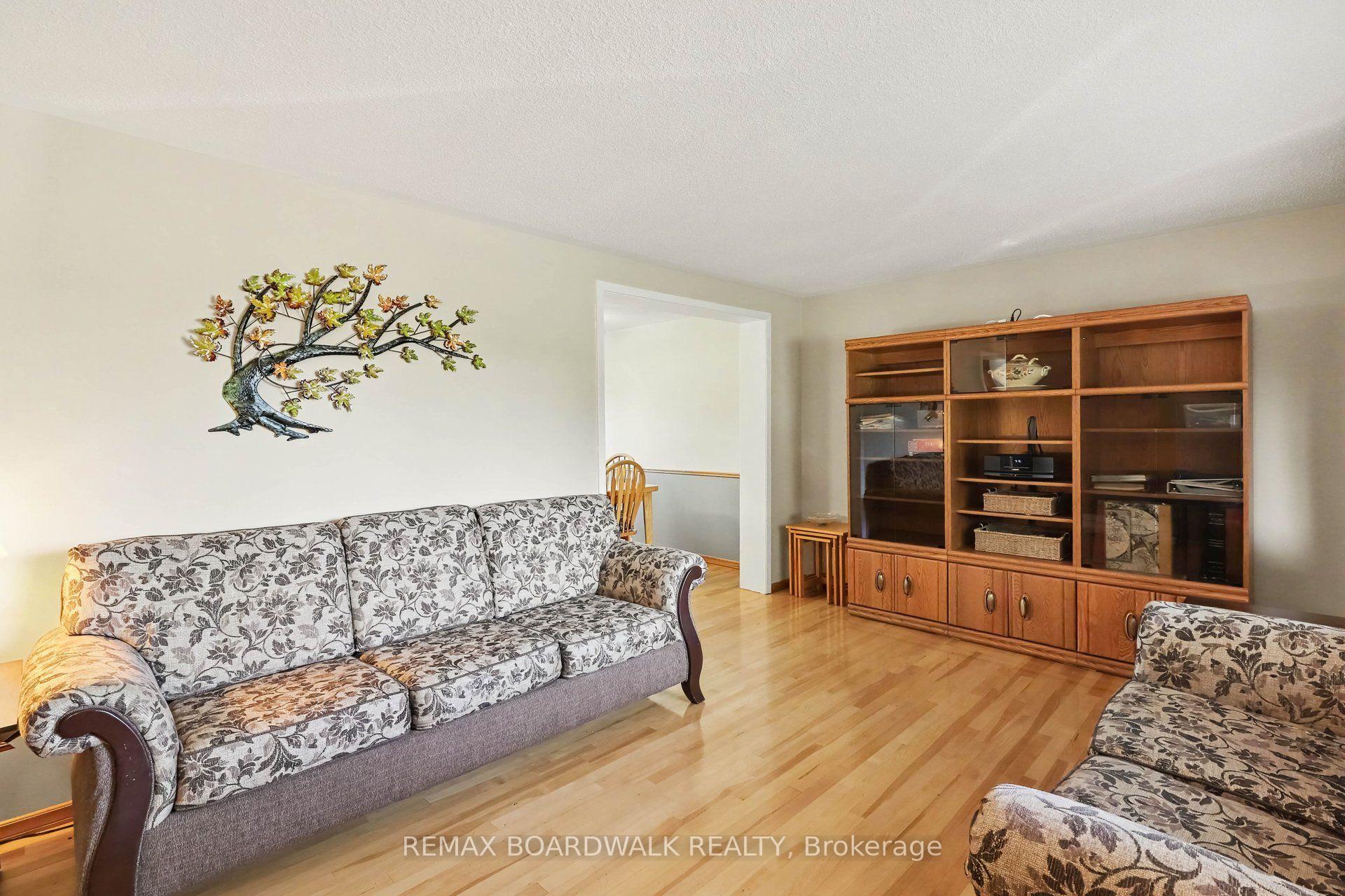 Photo 10 of 389 Hatfield Crescent, Ottawa, Bilberry Creek/Queenswood Heights — HOMEH