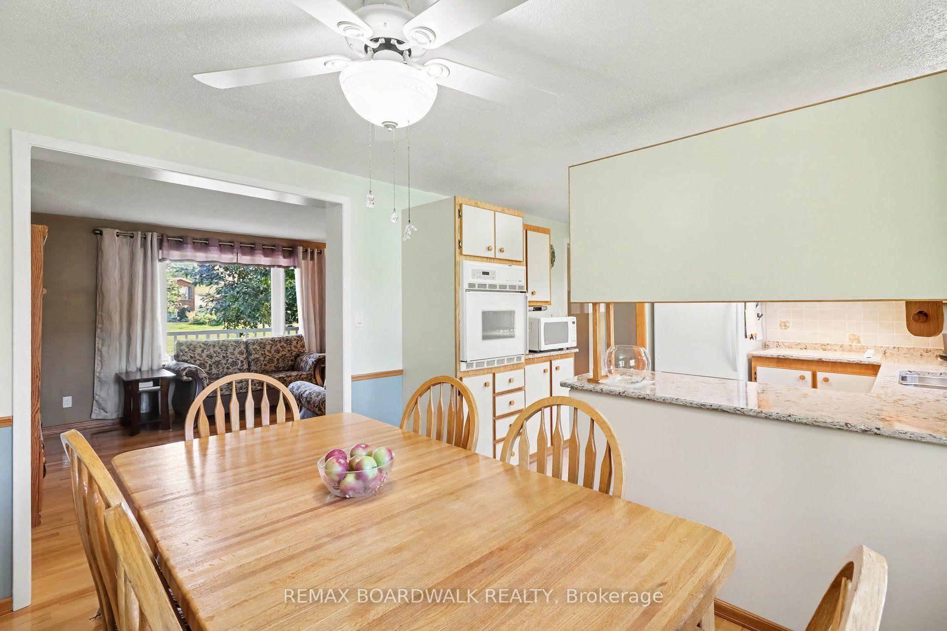 Photo 13 of 389 Hatfield Crescent, Ottawa, Bilberry Creek/Queenswood Heights — HOMEH