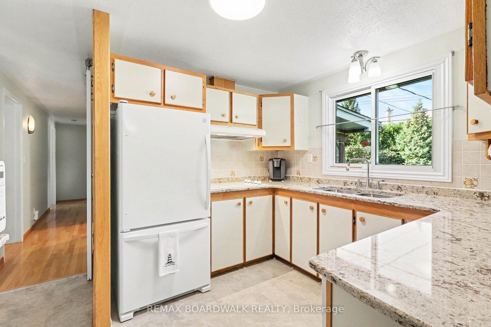 Photo 14 of 389 Hatfield Crescent, Ottawa, Bilberry Creek/Queenswood Heights — HOMEH