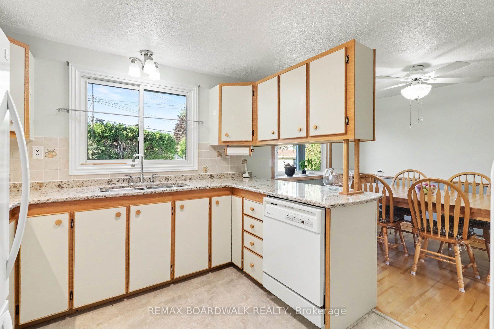 Photo 15 of 389 Hatfield Crescent, Ottawa, Bilberry Creek/Queenswood Heights — HOMEH
