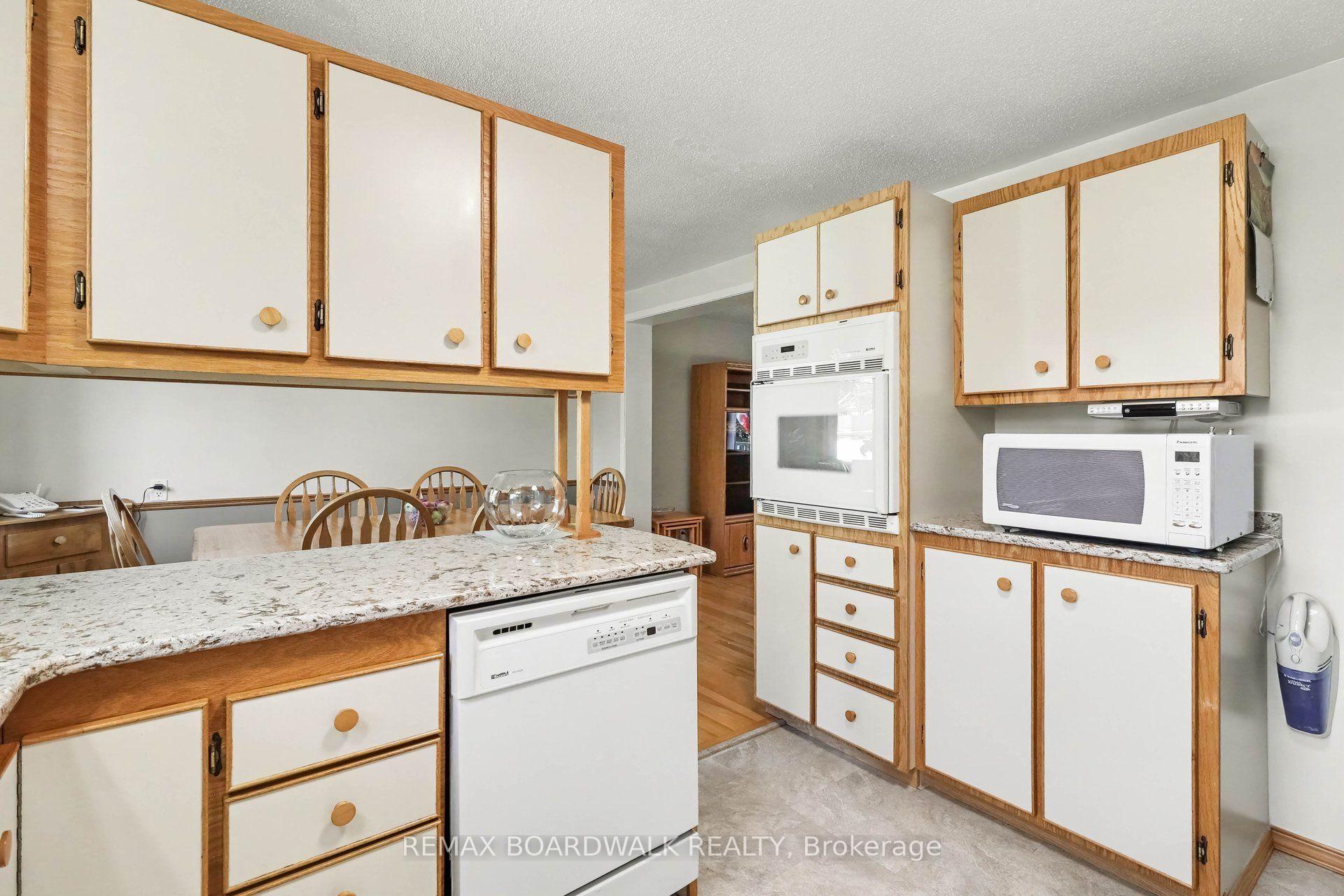 Photo 16 of 389 Hatfield Crescent, Ottawa, Bilberry Creek/Queenswood Heights — HOMEH