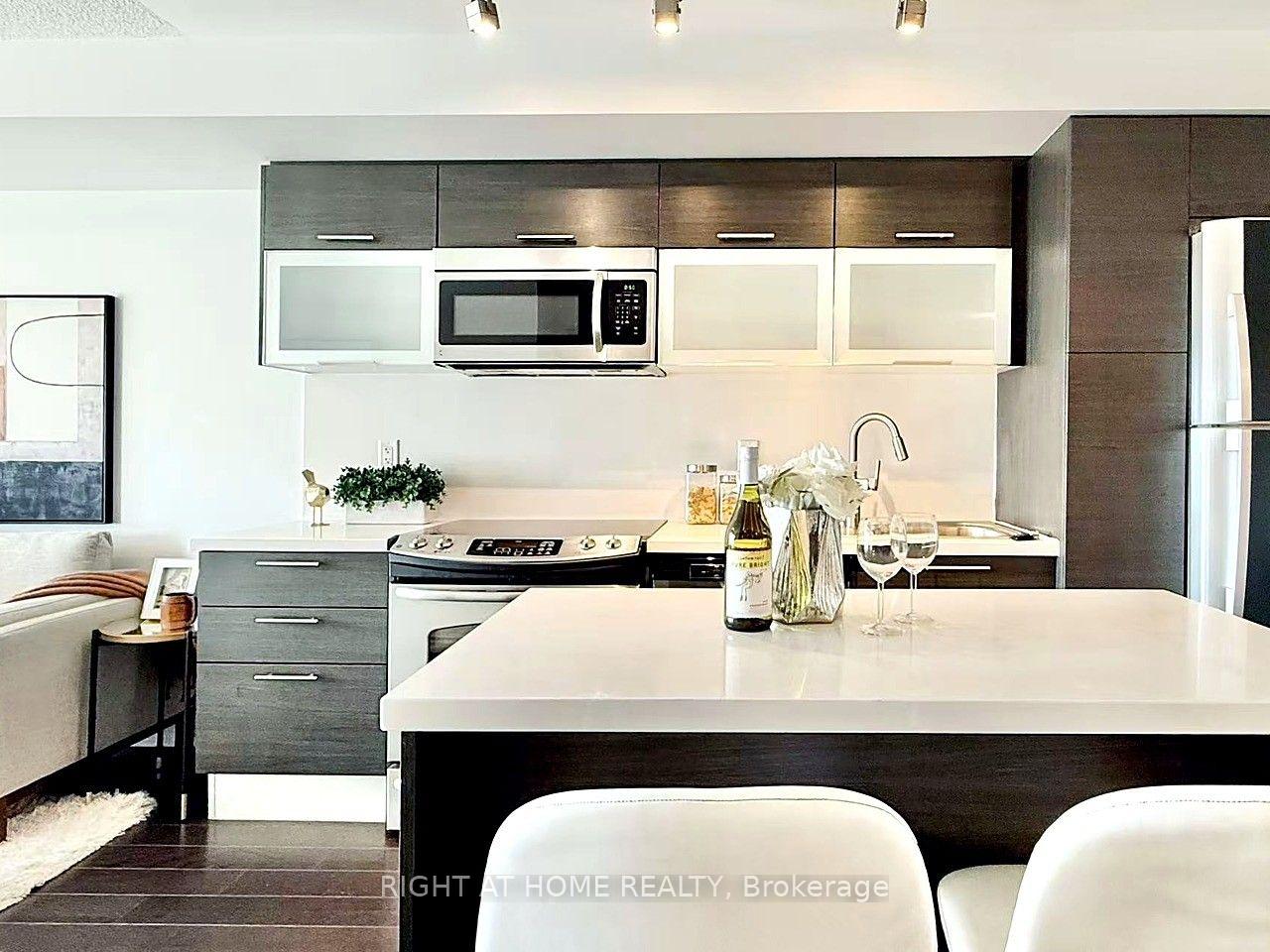 Photo 3 of Unit 2213, 386 Yonge Street, Toronto, Bay Street Corridor — HOMEH