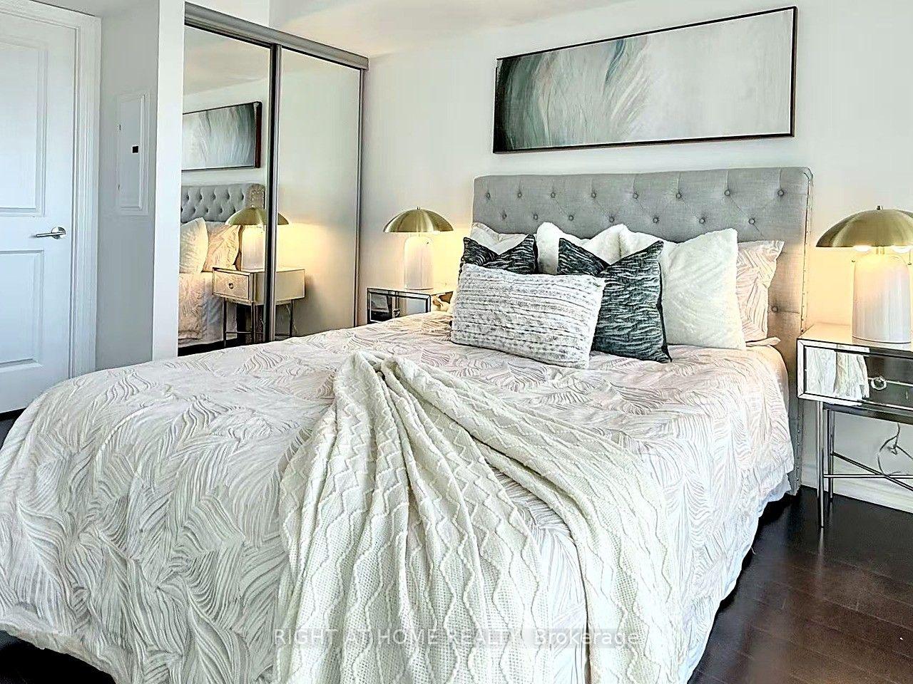 Photo 4 of Unit 2213, 386 Yonge Street, Toronto, Bay Street Corridor — HOMEH