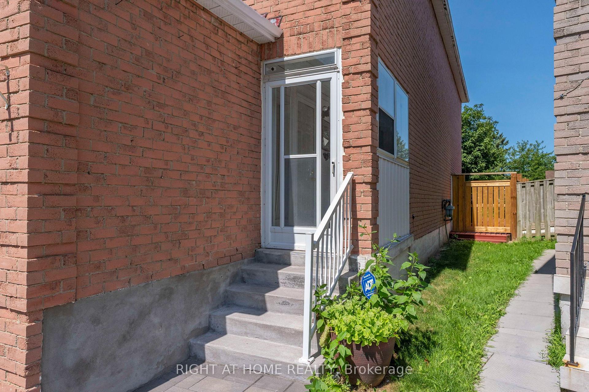 Photo 2 of 87 William Honey Crescent, Markham, Middlefield — HOMEH