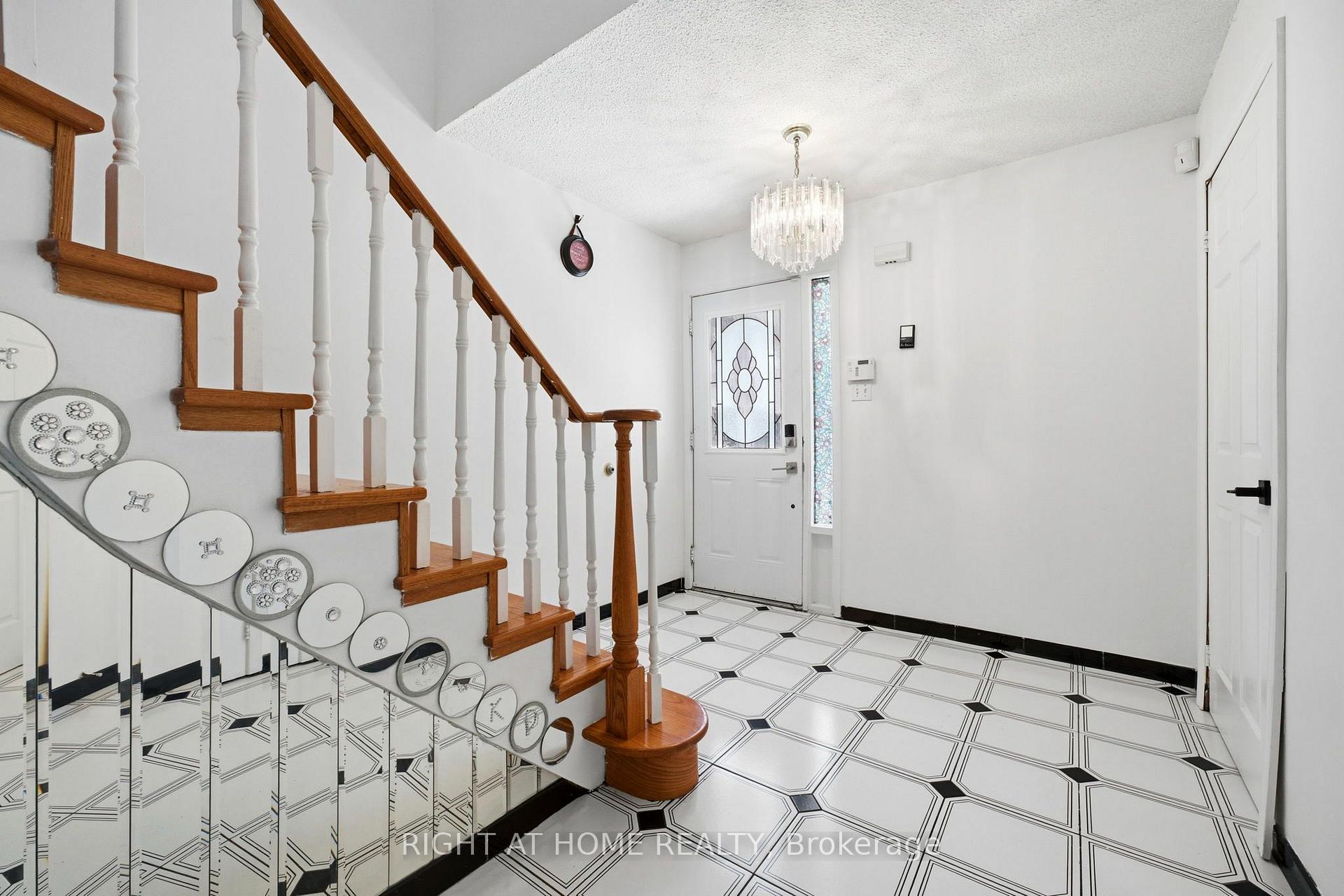 Photo 4 of 87 William Honey Crescent, Markham, Middlefield — HOMEH