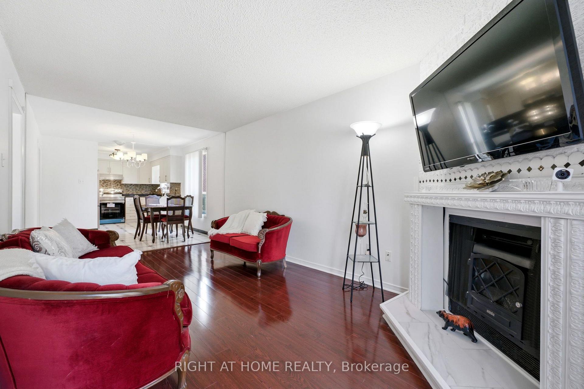 Photo 13 of 87 William Honey Crescent, Markham, Middlefield — HOMEH