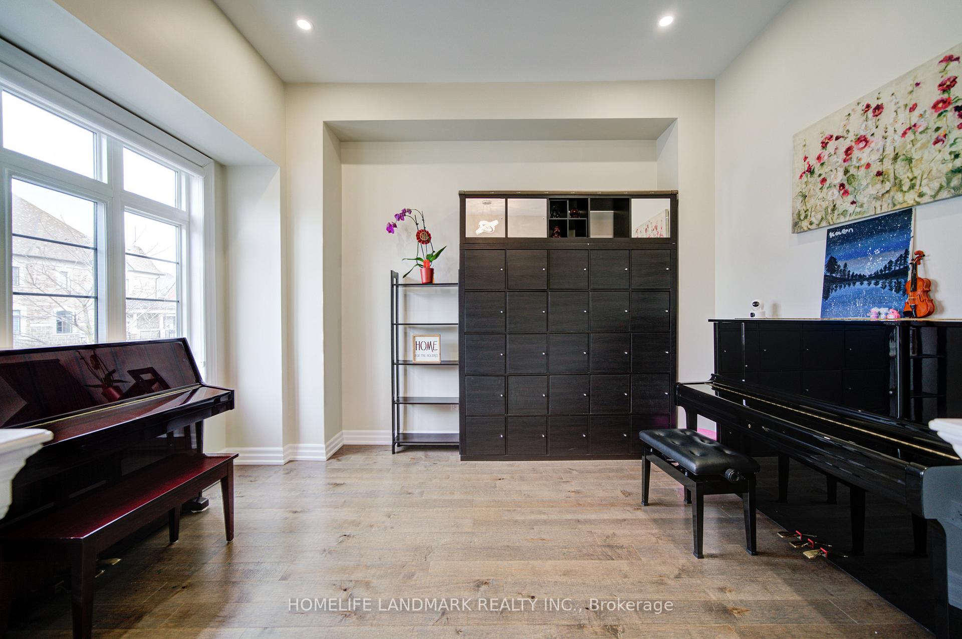 Photo 5 of 43 Mike Boshevski Court, Aurora, Bayview Northeast — HOMEH