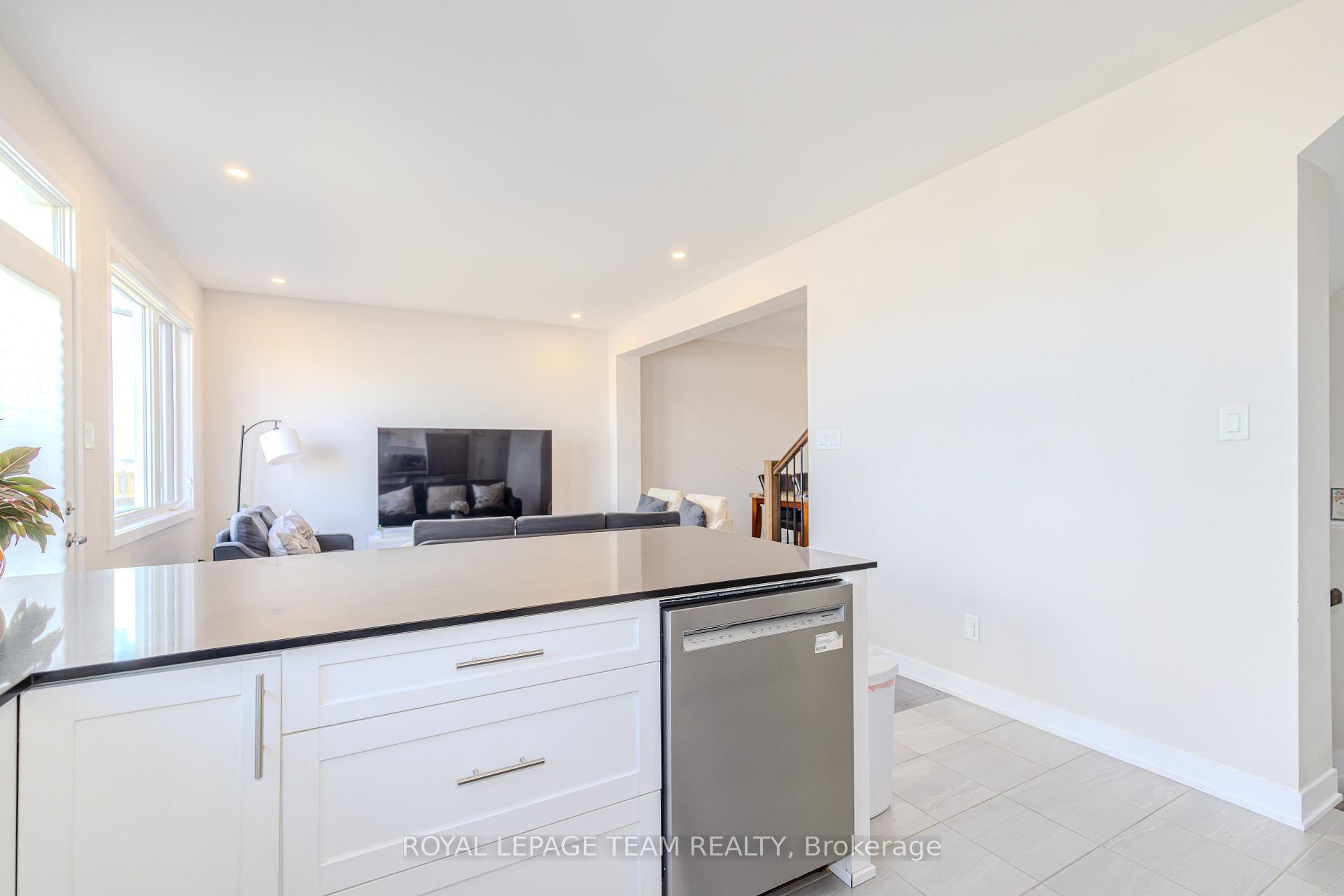 Photo 12 of 108 Beebalm Crescent, Ottawa, Barrhaven - Half Moon Bay — HOMEH