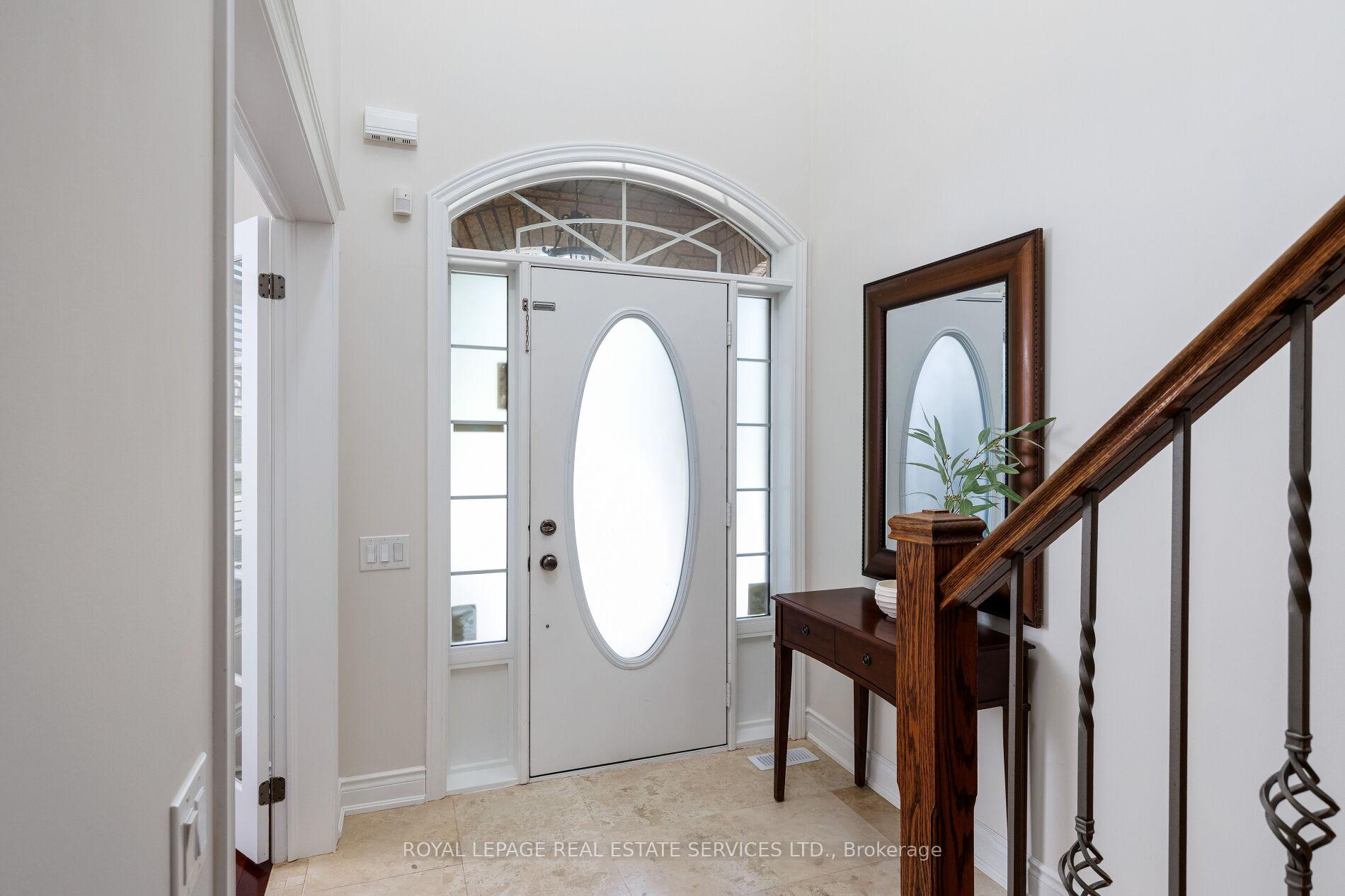 Photo 4 of 147 Innville Crescent, Oakville, Bronte — HOMEH