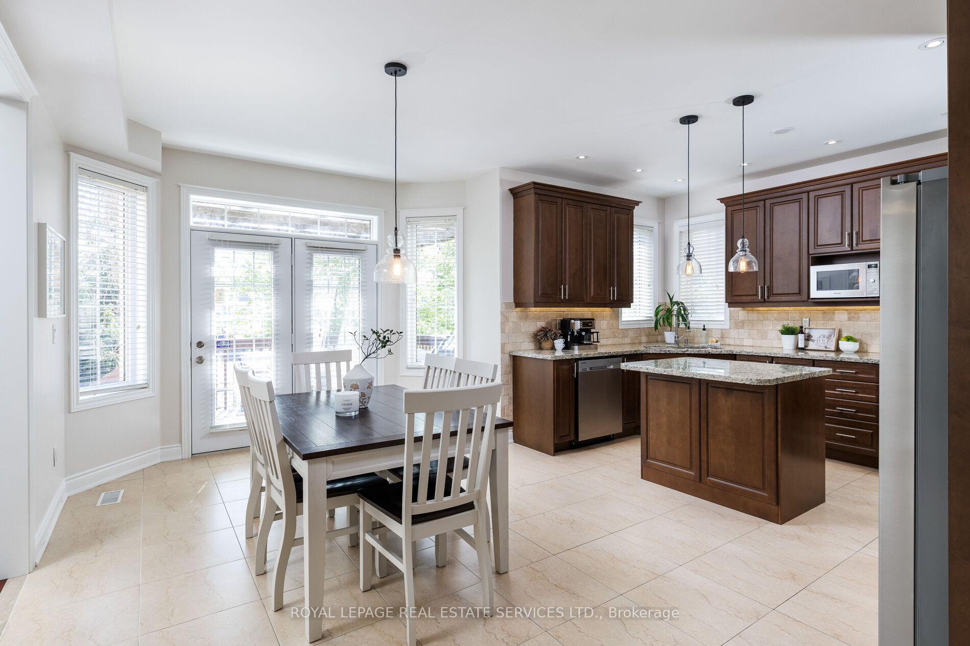 Photo 10 of 147 Innville Crescent, Oakville, Bronte — HOMEH