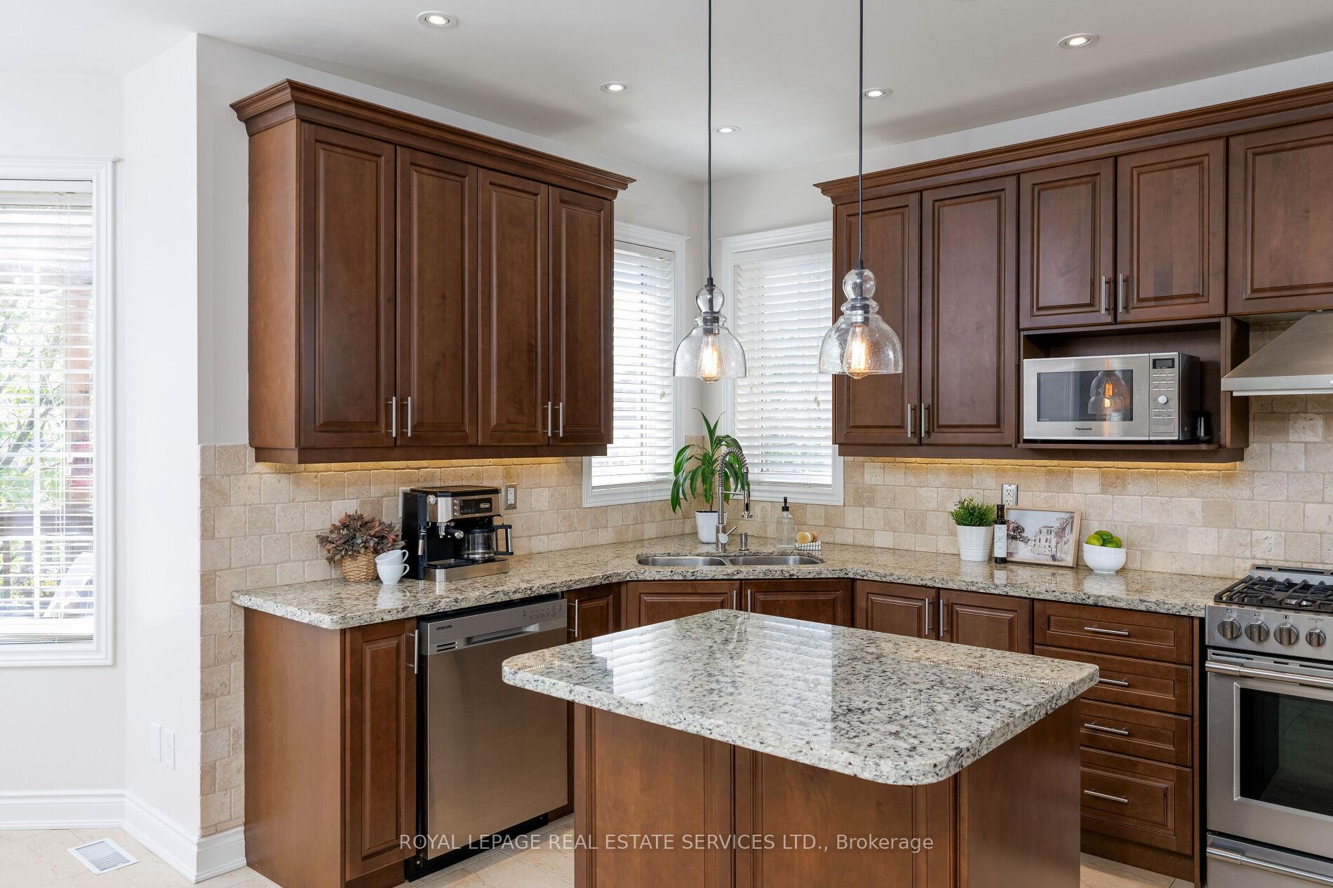 Photo 11 of 147 Innville Crescent, Oakville, Bronte — HOMEH