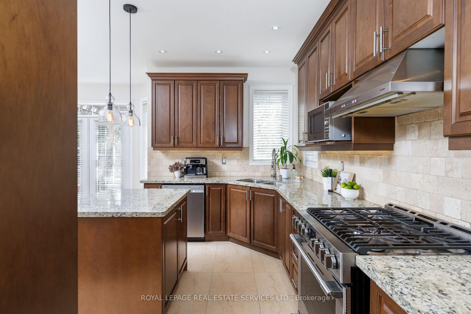 Photo 12 of 147 Innville Crescent, Oakville, Bronte — HOMEH
