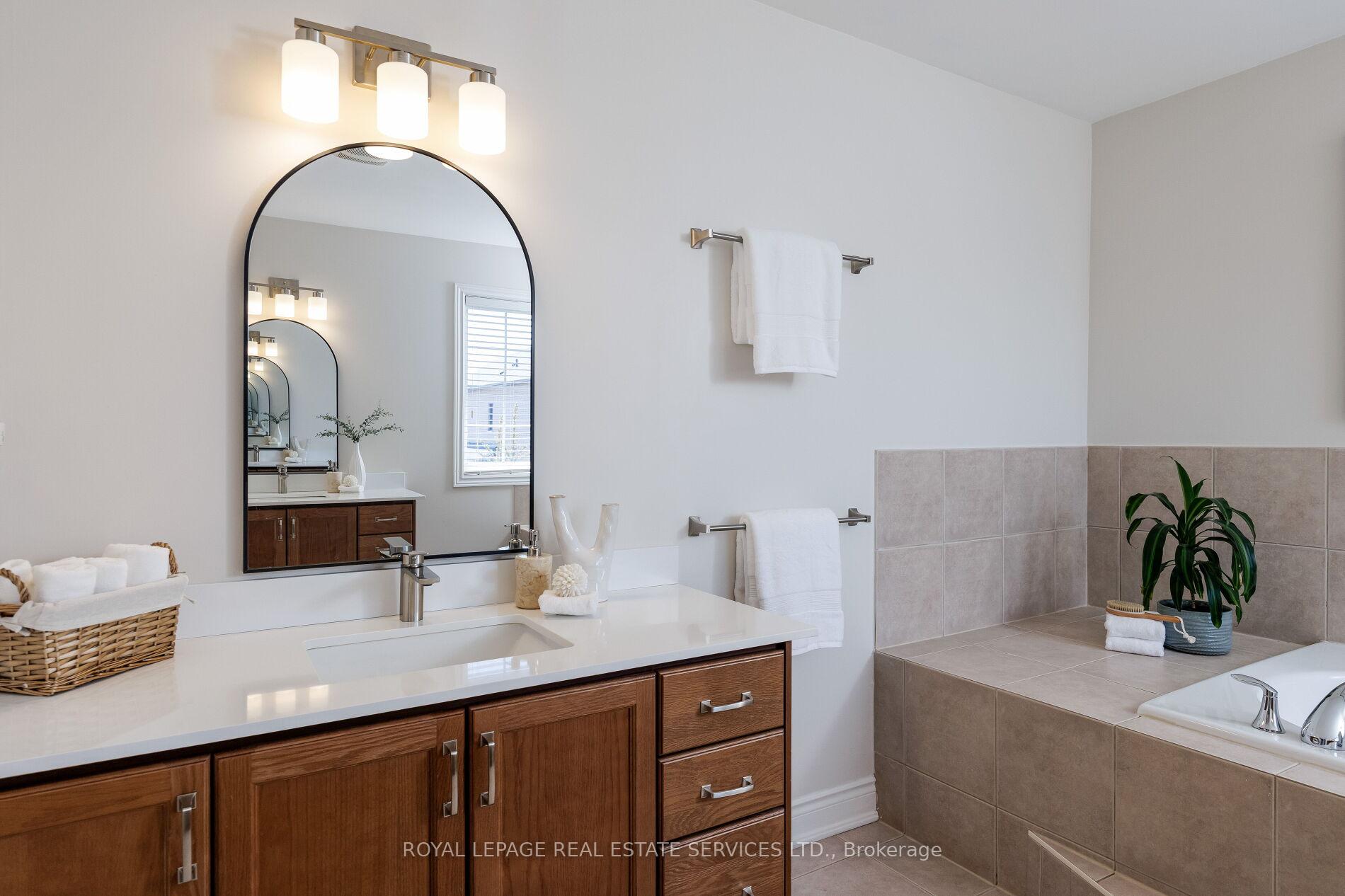 Photo 22 of 147 Innville Crescent, Oakville, Bronte — HOMEH