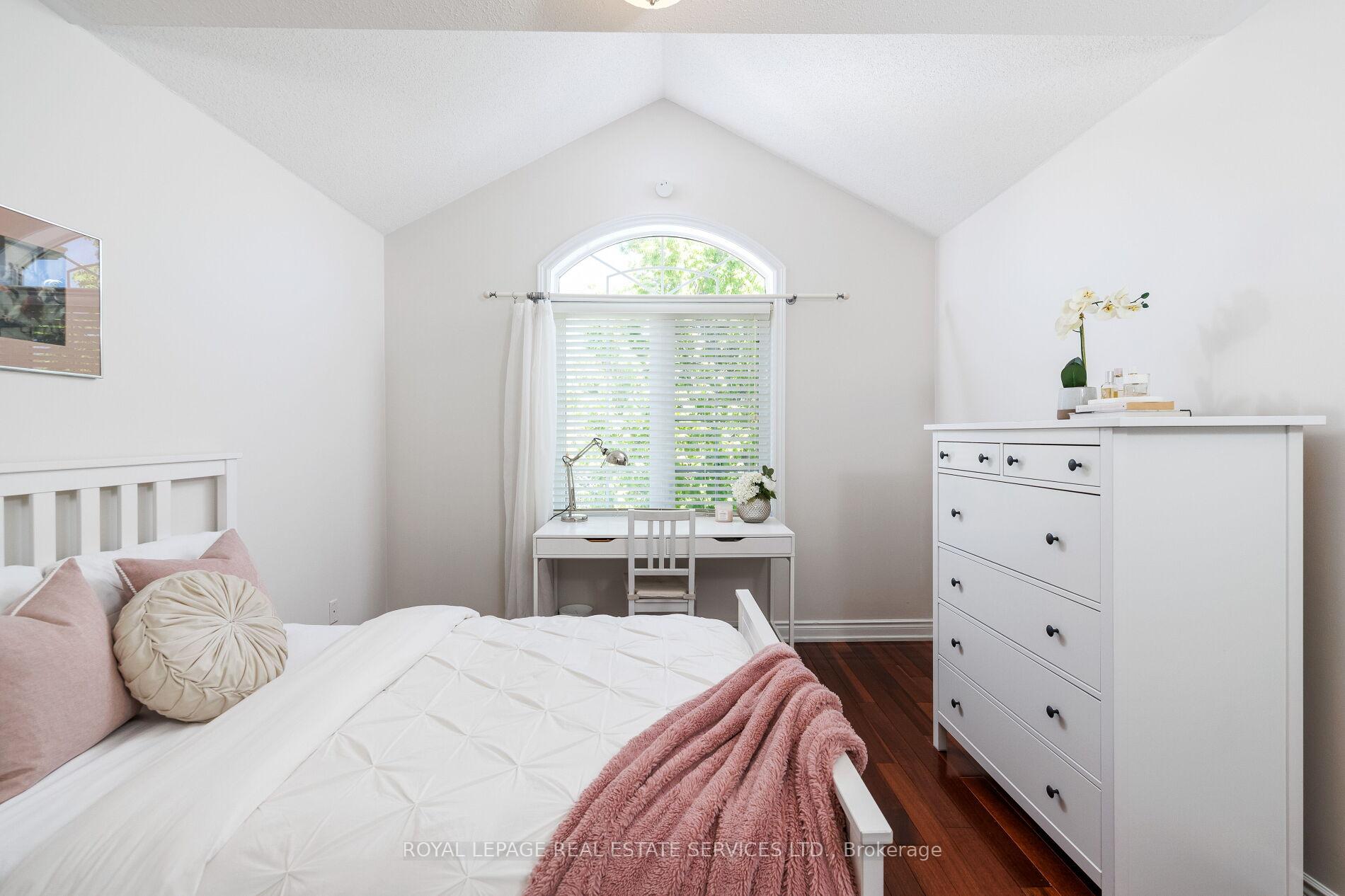 Photo 32 of 147 Innville Crescent, Oakville, Bronte — HOMEH