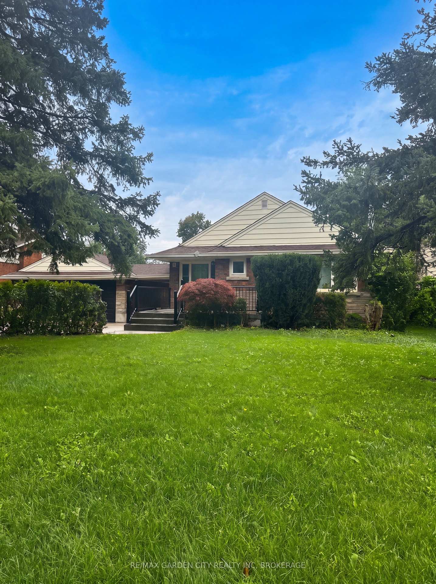 Photo 2 of 11 Macbeth Boulevard, St. Catharines, Glendale/Glenridge — HOMEH
