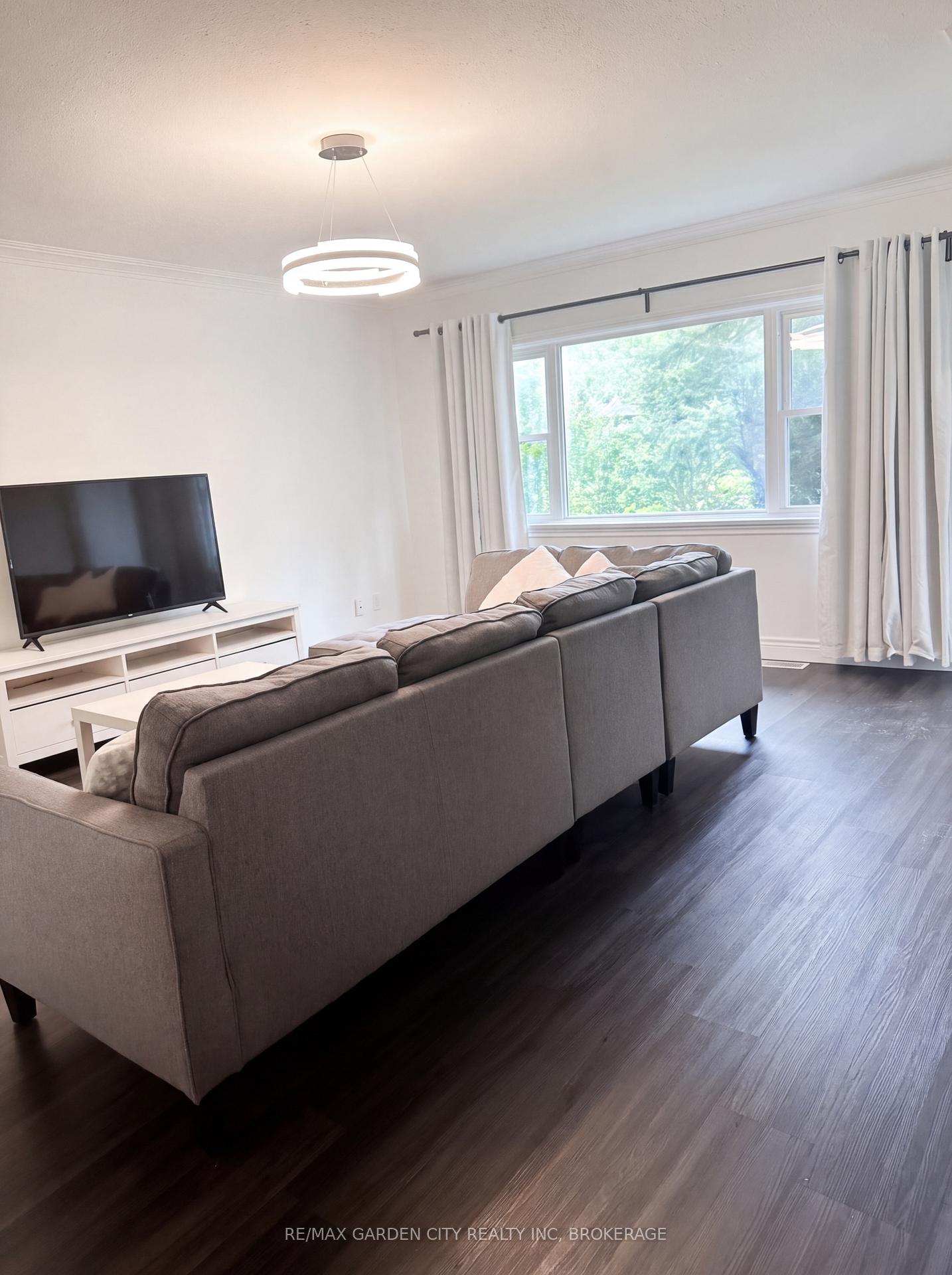 Photo 3 of 11 Macbeth Boulevard, St. Catharines, Glendale/Glenridge — HOMEH