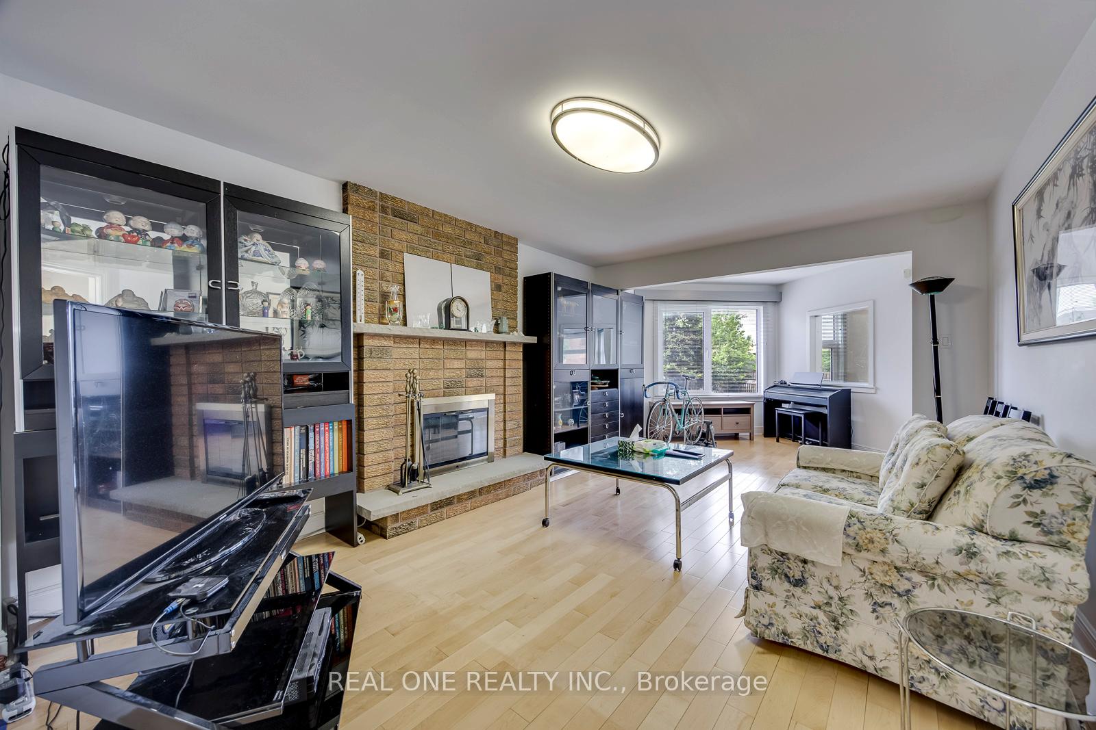 Photo 17 of 71 Stock Avenue, Etobicoke, Islington-City Centre West — HOMEH