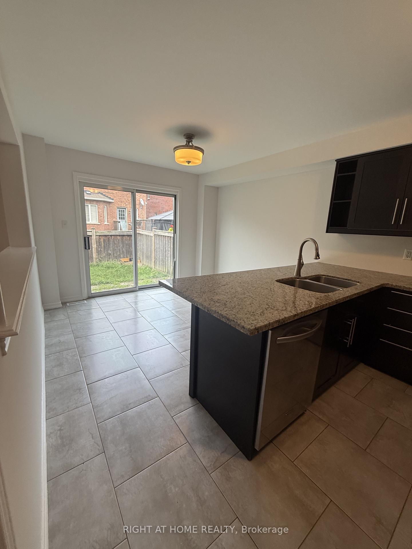 Photo 13 of 427 Chandler Crescent, Milton, Scott — HOMEH