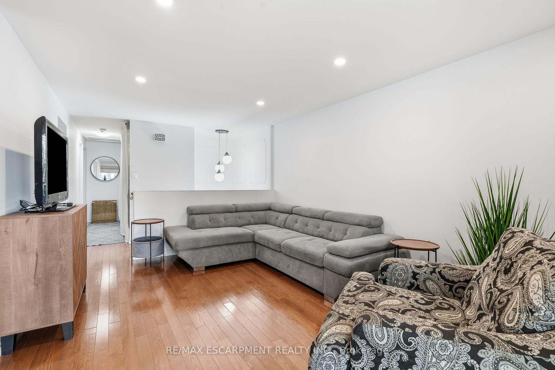 Photo 5 of 3 Glengrove Avenue, Grimsby, Grimsby Beach — HOMEH