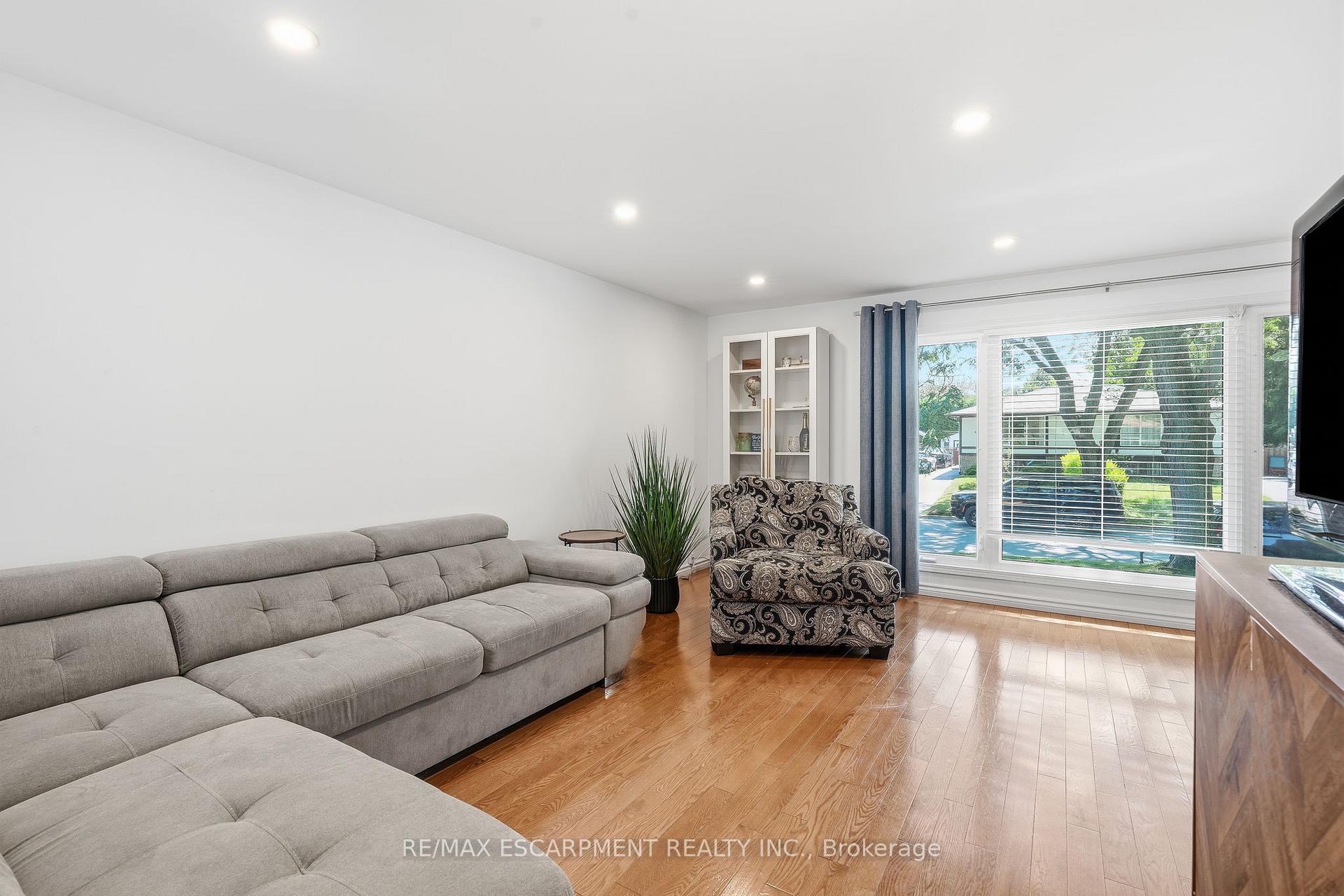 Photo 6 of 3 Glengrove Avenue, Grimsby, Grimsby Beach — HOMEH