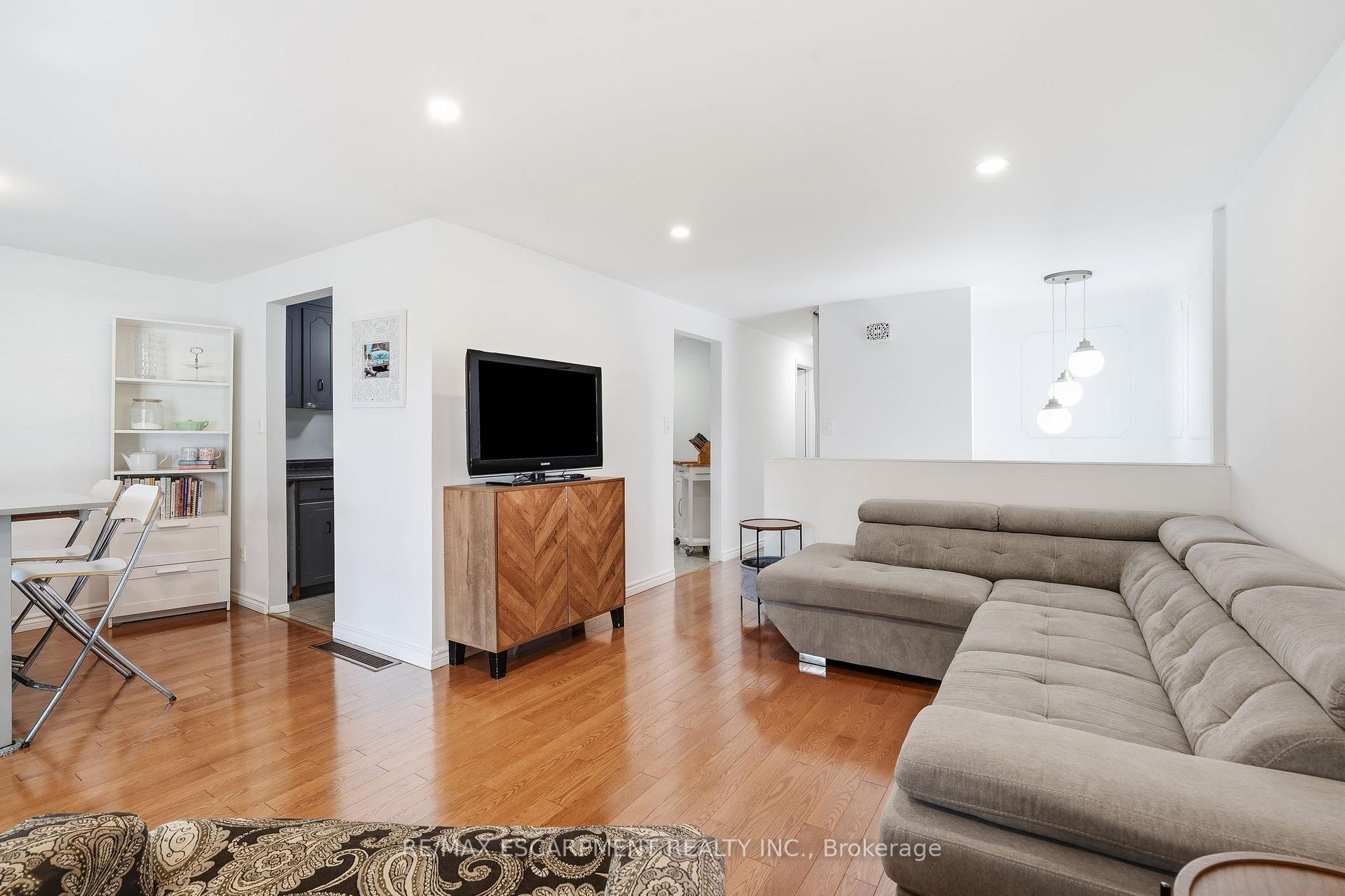 Photo 7 of 3 Glengrove Avenue, Grimsby, Grimsby Beach — HOMEH
