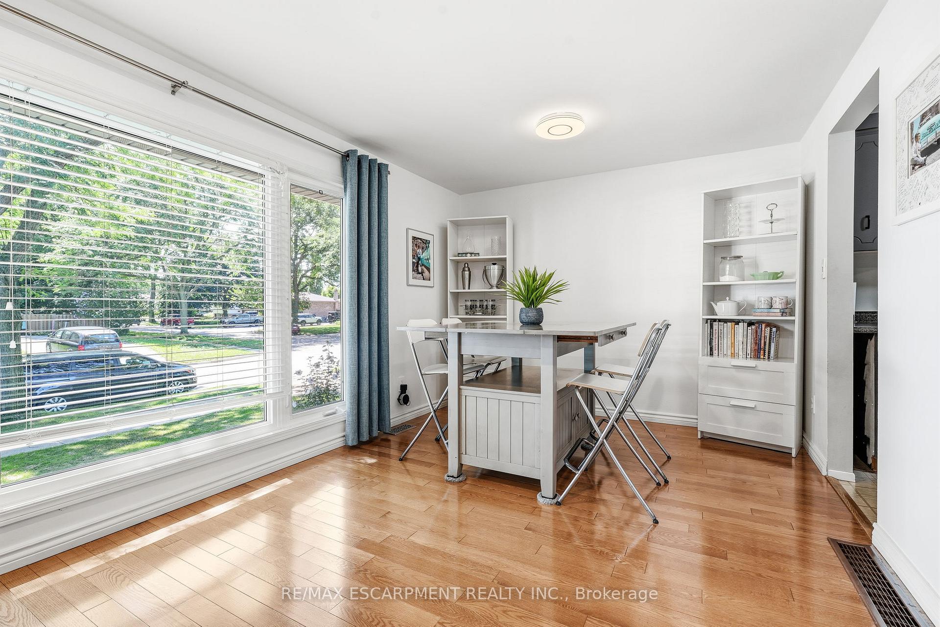 Photo 10 of 3 Glengrove Avenue, Grimsby, Grimsby Beach — HOMEH
