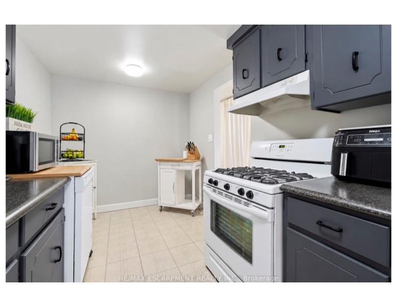 Photo 11 of 3 Glengrove Avenue, Grimsby, Grimsby Beach — HOMEH