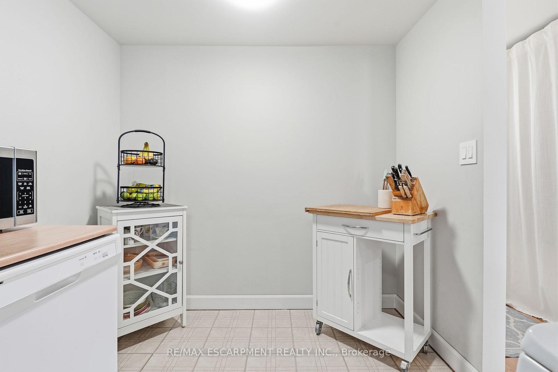 Photo 13 of 3 Glengrove Avenue, Grimsby, Grimsby Beach — HOMEH