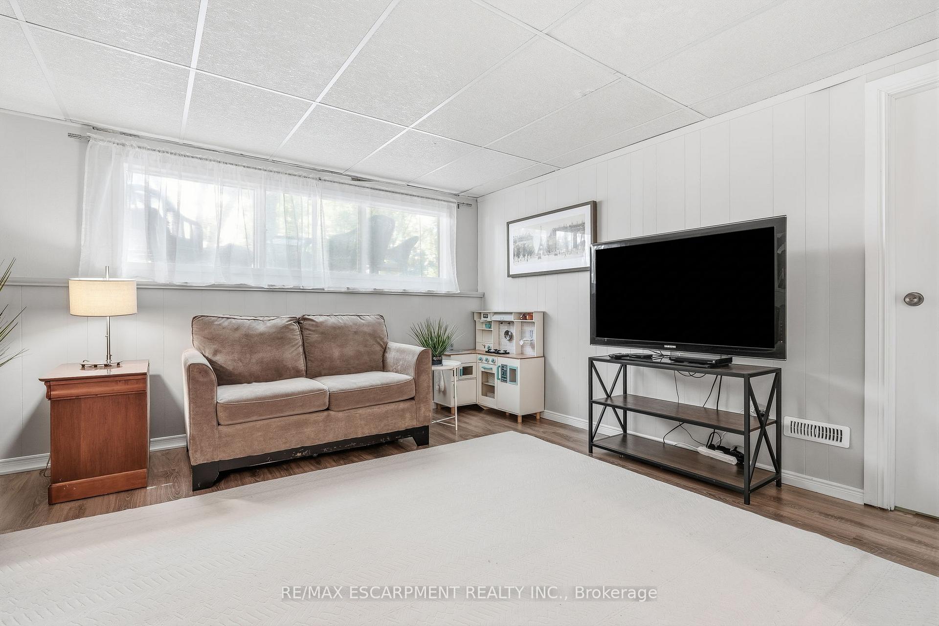 Photo 20 of 3 Glengrove Avenue, Grimsby, Grimsby Beach — HOMEH