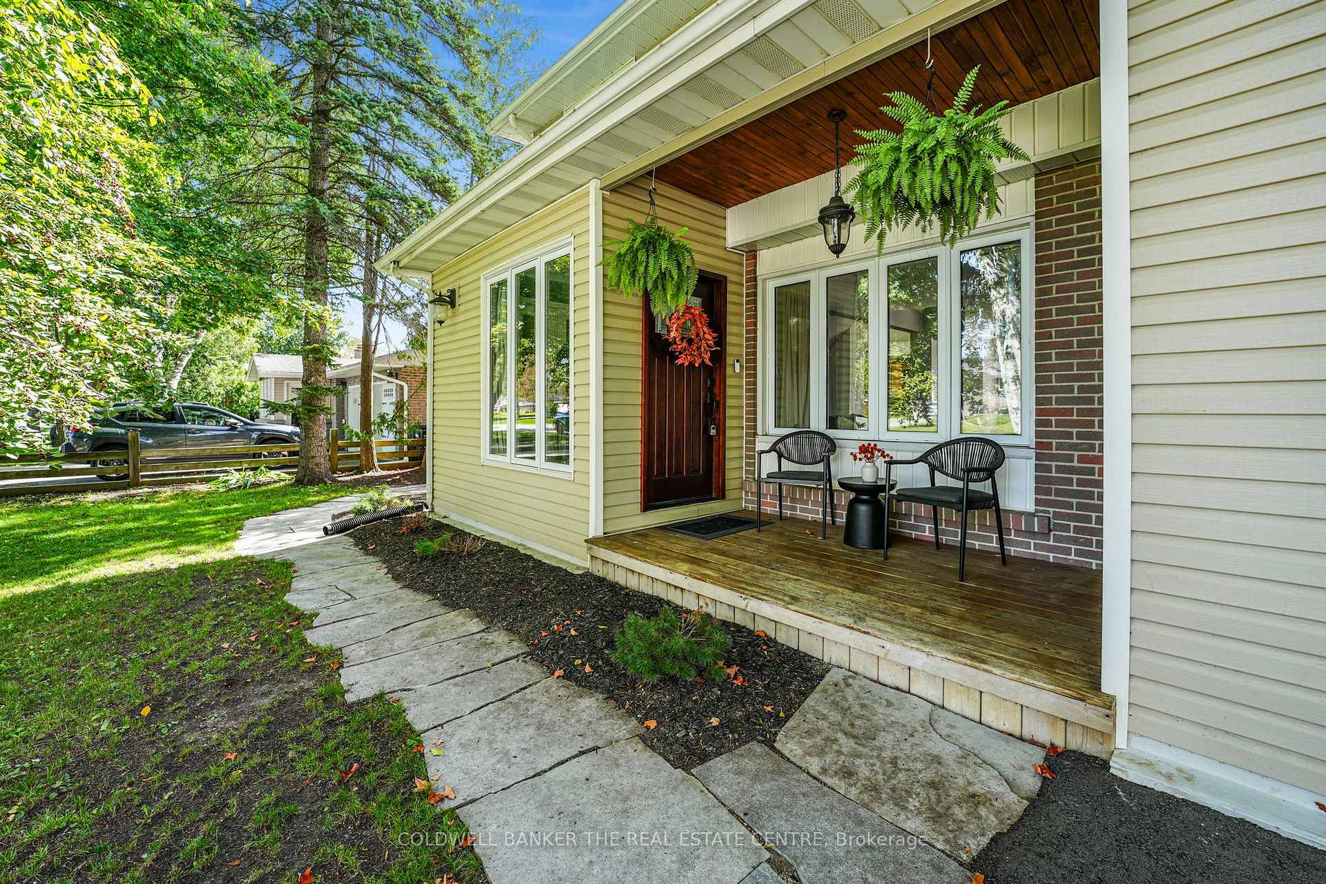 Photo 3 of 205 Sunset Crescent, Innisfil, Stroud — HOMEH