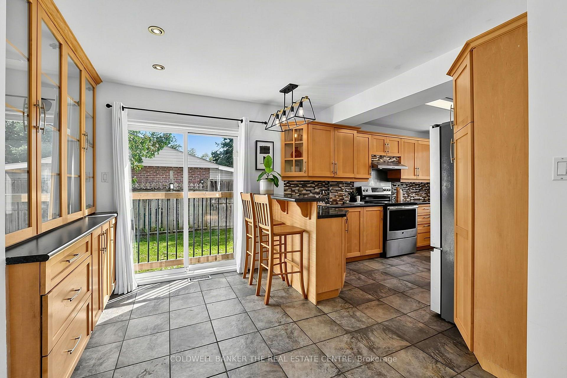Photo 11 of 205 Sunset Crescent, Innisfil, Stroud — HOMEH