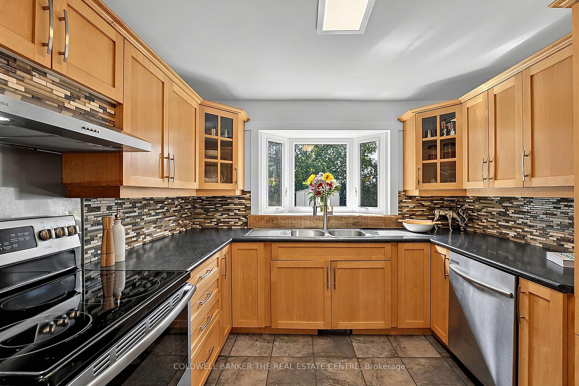 Photo 12 of 205 Sunset Crescent, Innisfil, Stroud — HOMEH