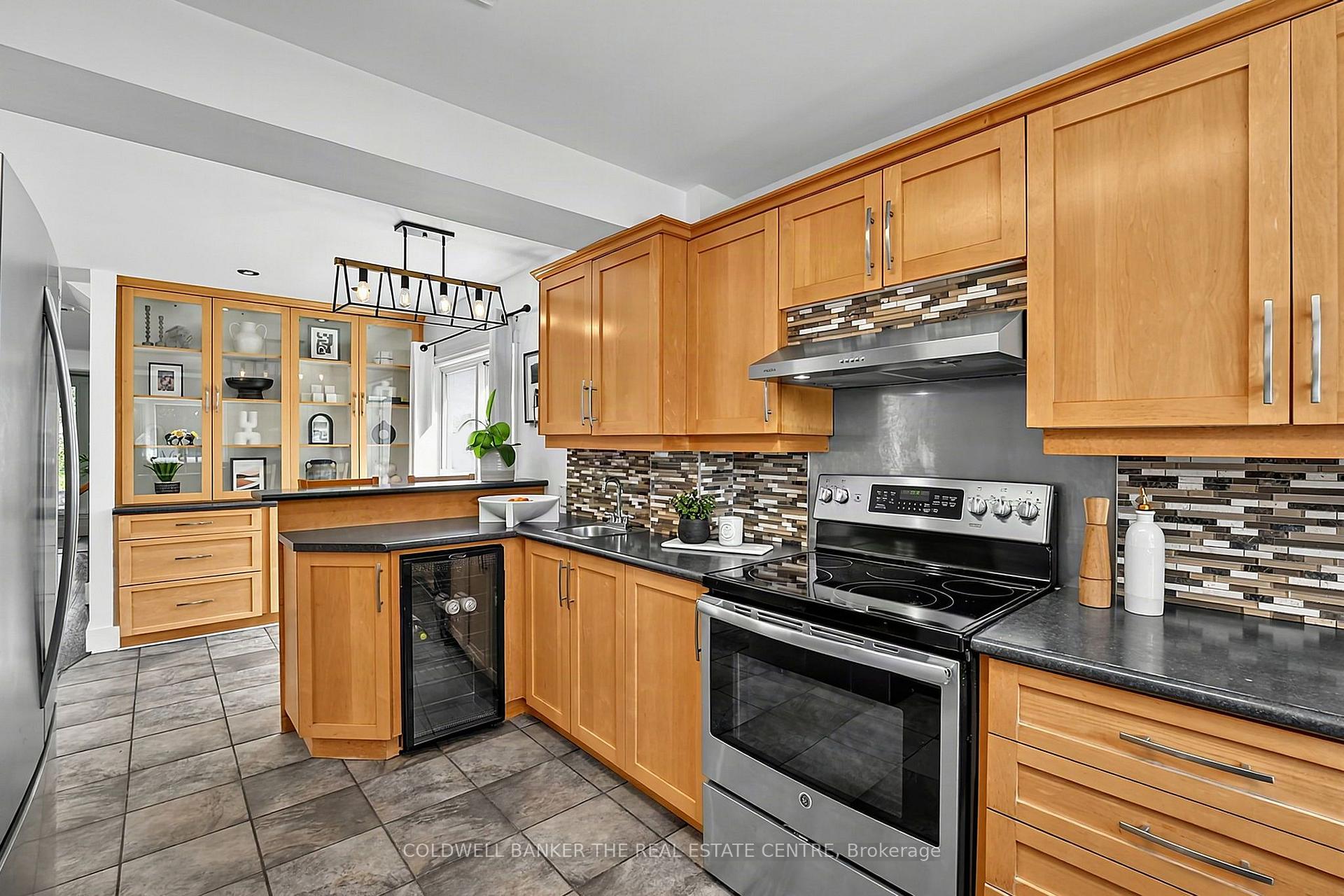 Photo 14 of 205 Sunset Crescent, Innisfil, Stroud — HOMEH
