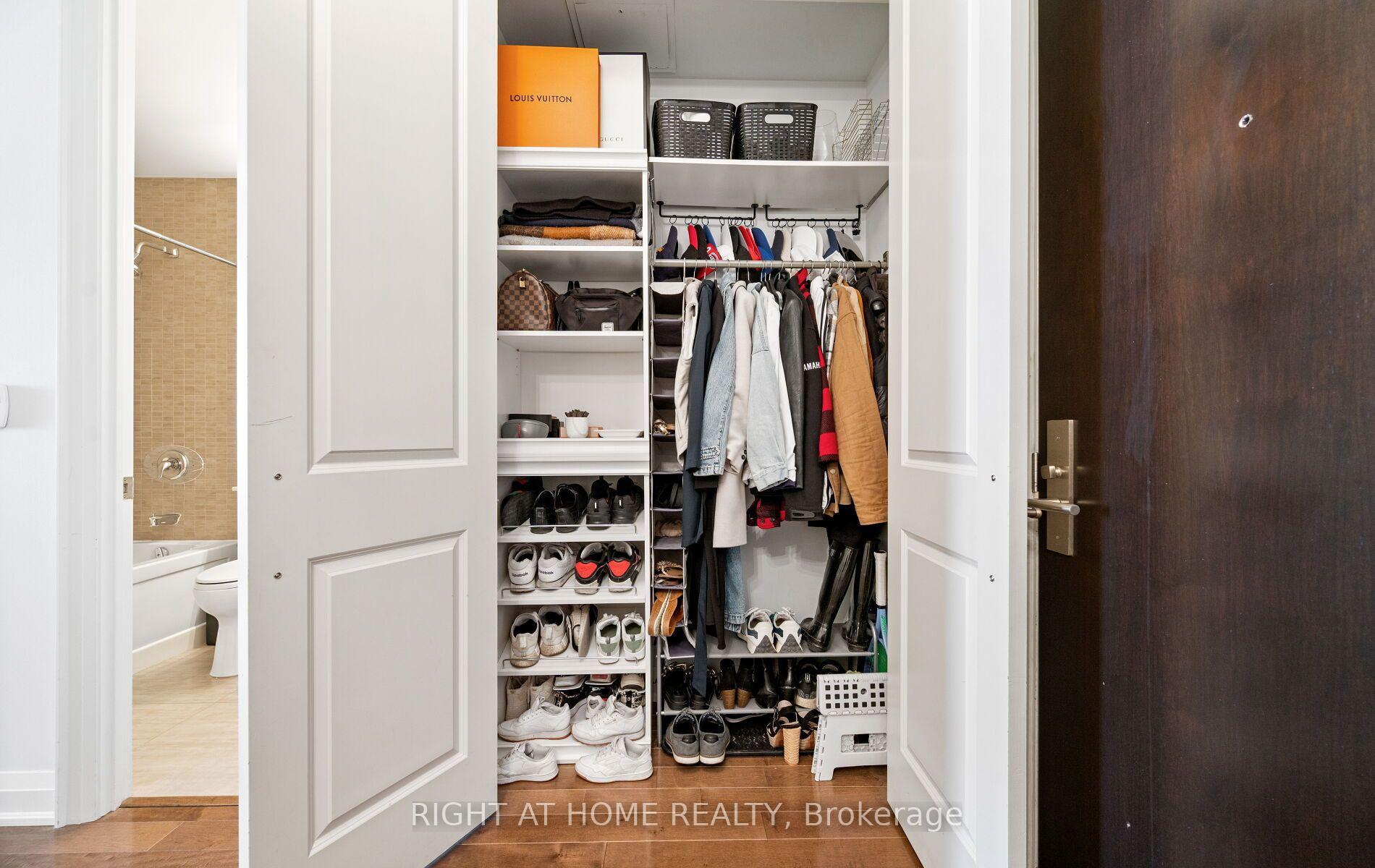 Photo 5 of Unit 4902 LPH, 50 Absolute Avenue, Mississauga, City Centre — HOMEH
