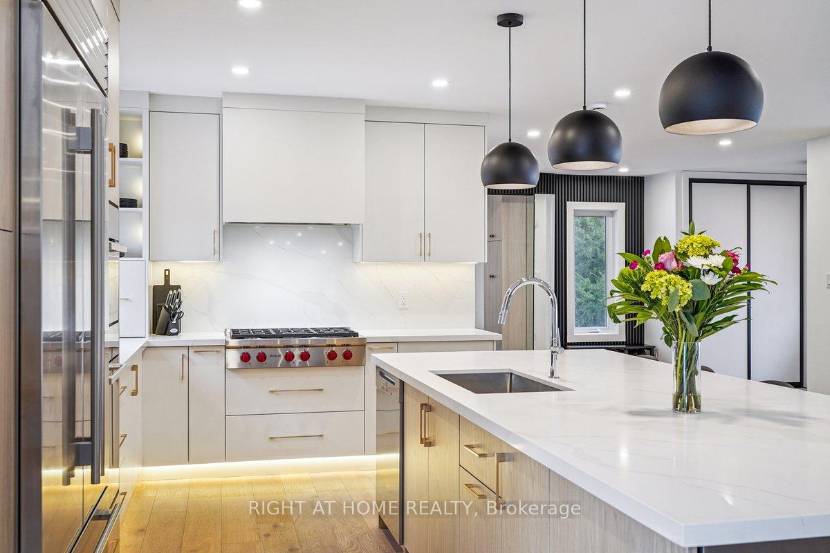 Photo 3 of 2090 Stonehouse Crescent, Mississauga, Sheridan — HOMEH