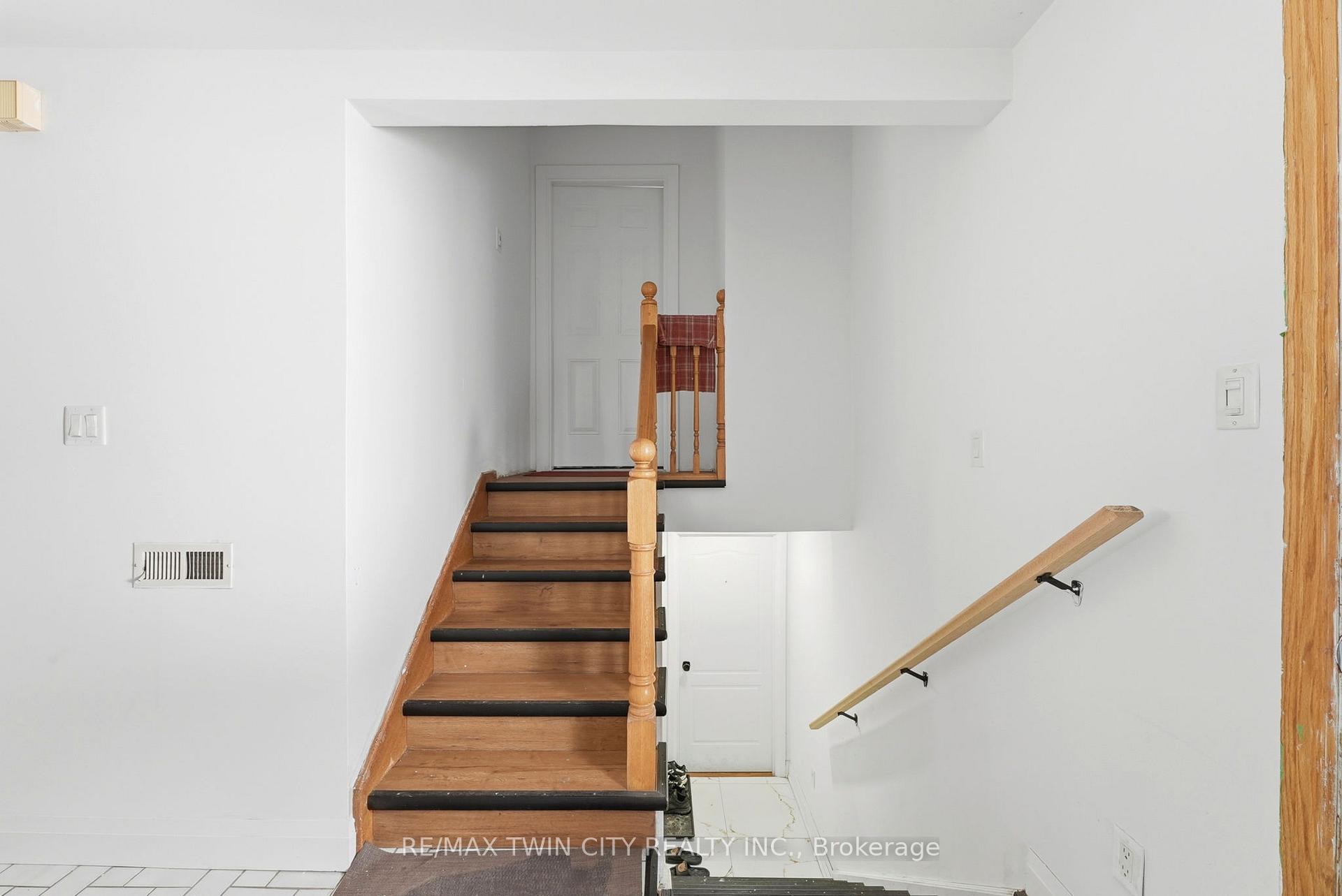 Photo 5 of Unit UPPER LEVEL, 58 Tupper Crescent, Kitchener, Grand River North — HOMEH