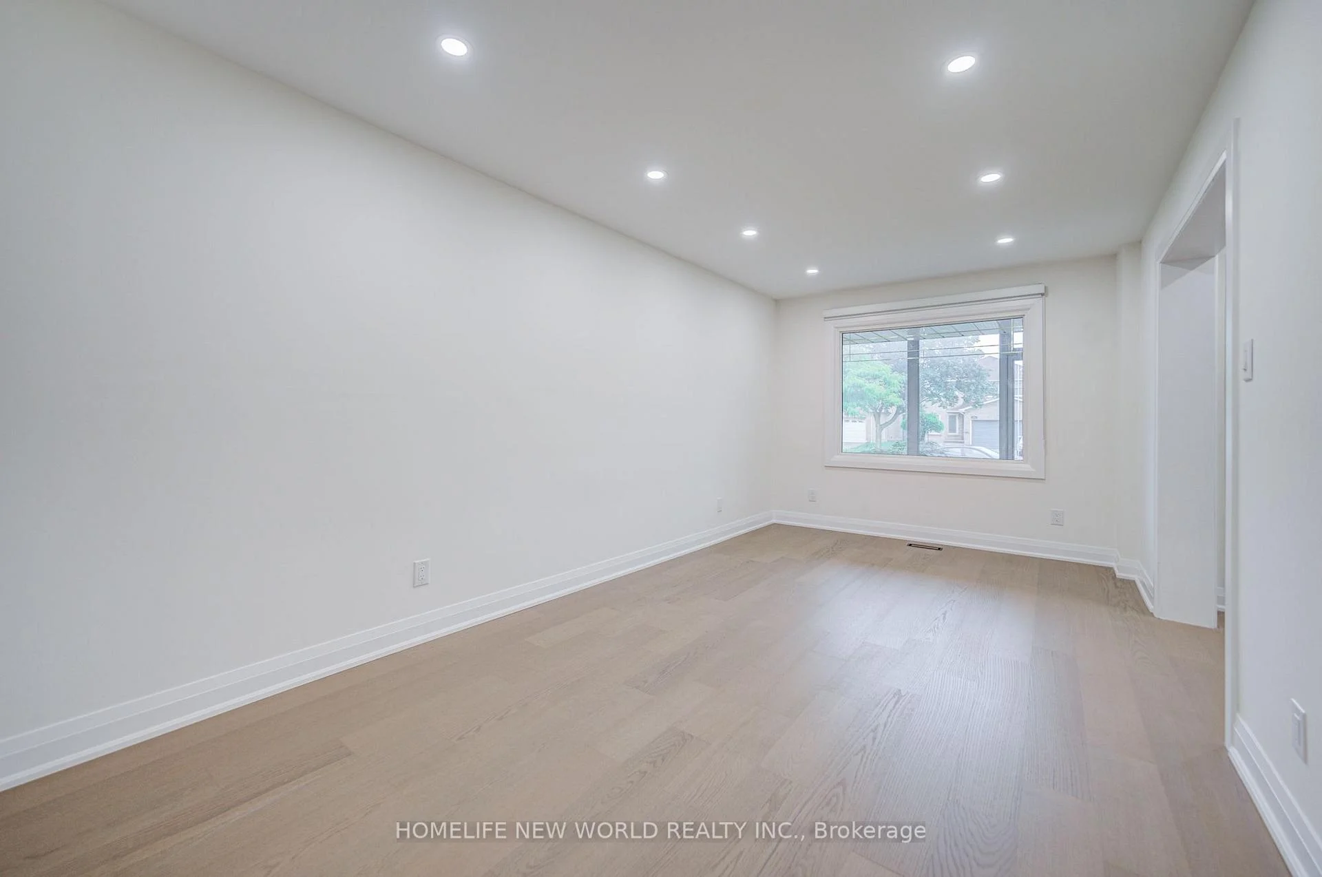 Photo 4 of 199 Harrowsmith Drive W, Mississauga, Hurontario — HOMEH
