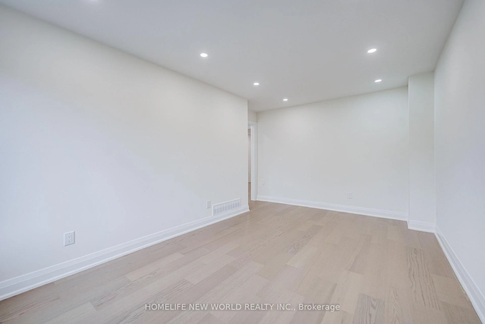Photo 17 of 199 Harrowsmith Drive W, Mississauga, Hurontario — HOMEH