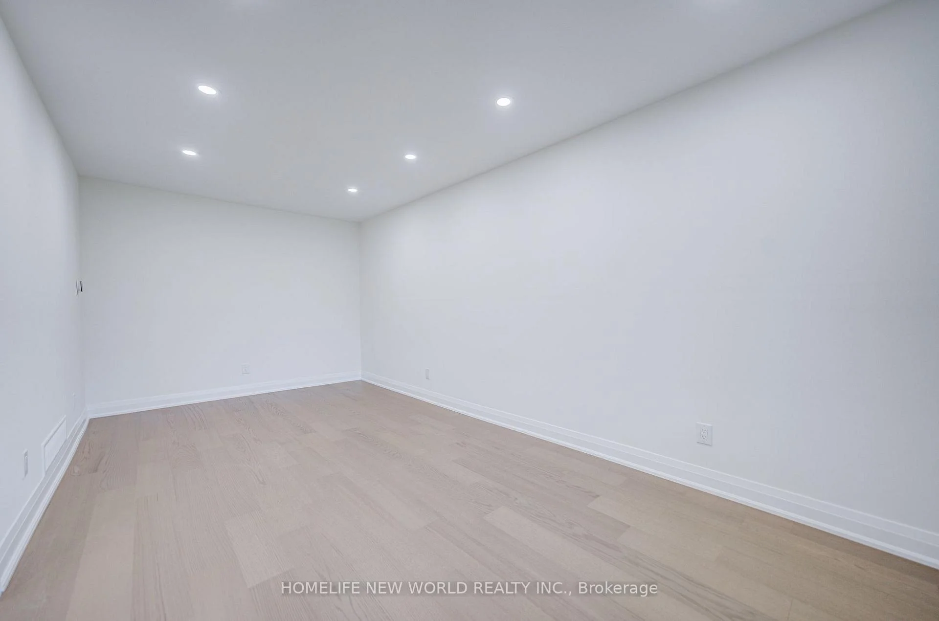 Photo 32 of 199 Harrowsmith Drive W, Mississauga, Hurontario — HOMEH