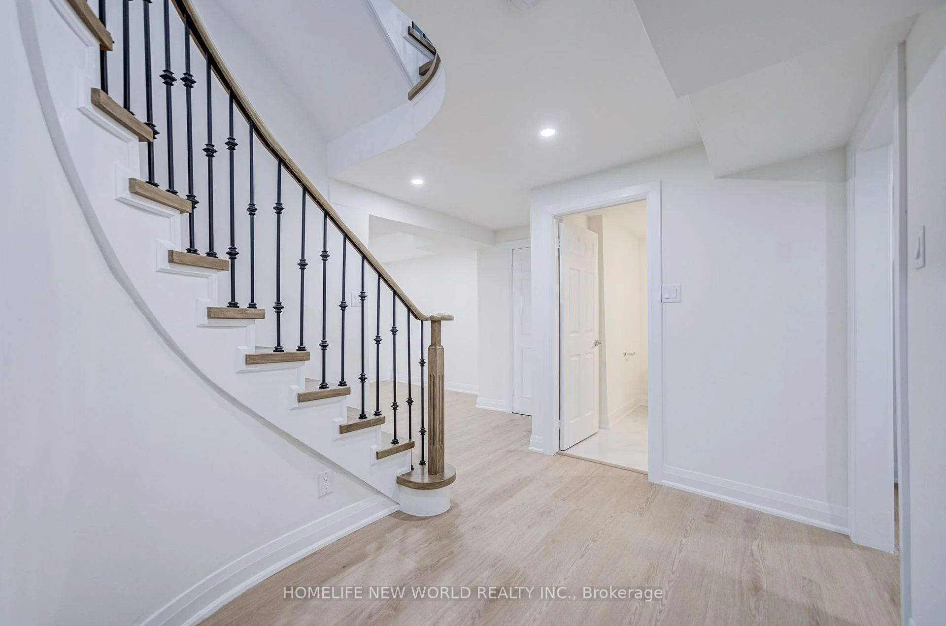 Photo 86 of 199 Harrowsmith Drive W, Mississauga, Hurontario — HOMEH